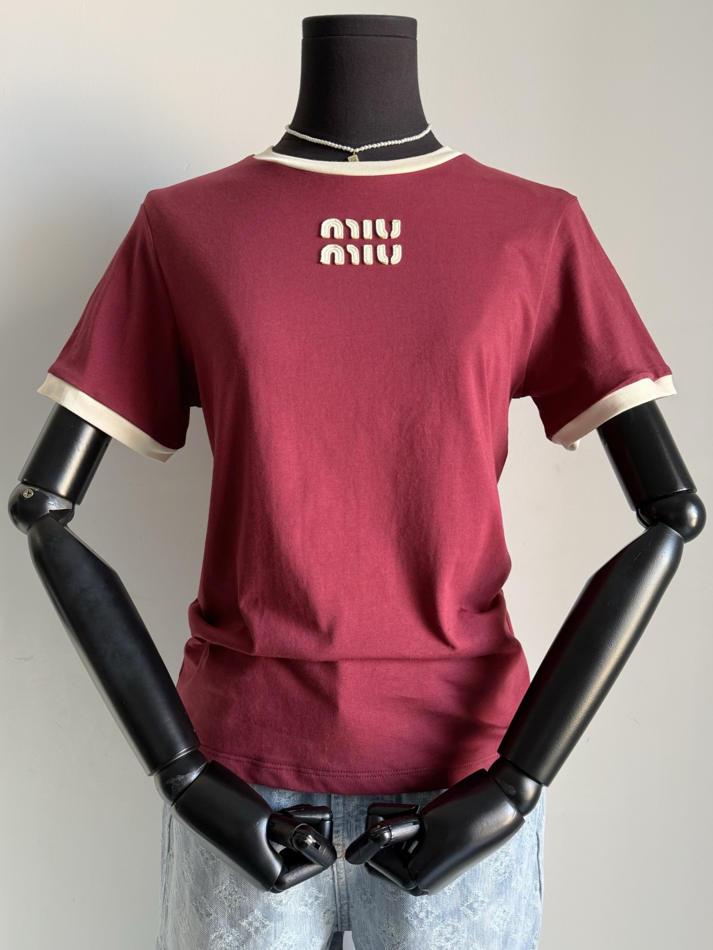 NO:712919,I can’t wait for this little cutie to heat up. I worked overtime and got it out a few years ago ~~ For colorful items, you must buy the right version. The package is custom-dyed in burgundy red/pickle green. Two pure cotton fabrics that are not easy to clash with each other. It is suitable for close-fitting wear, absorbs moisture and does not scratch the flesh. The contrasting collar and cuffs and the classic appliquéd embroidered letters on the chest are all effortless and trendy for age reduction. This series is well produced by our family, and the pricing is so that you can buy it without pressure.  Stock up now and wear one in spring,19860909等不及升温这件小可爱 加班加点年前赶出来了 ~~ 有颜色的单品一定要买对版的 包缸定染酒红色/咸菜绿 两种不易撞衫的纯棉面料 适合贴身穿,吸湿排汗不扎肉 撞色领口加袖口 以及胸前经典的贴布刺绣字母 都是不费力的减龄时髦感. 这个系列我们家出的很齐 定价也是让你们随意买无压力 现在囤一件开春就可穿上,,,Women's clothing