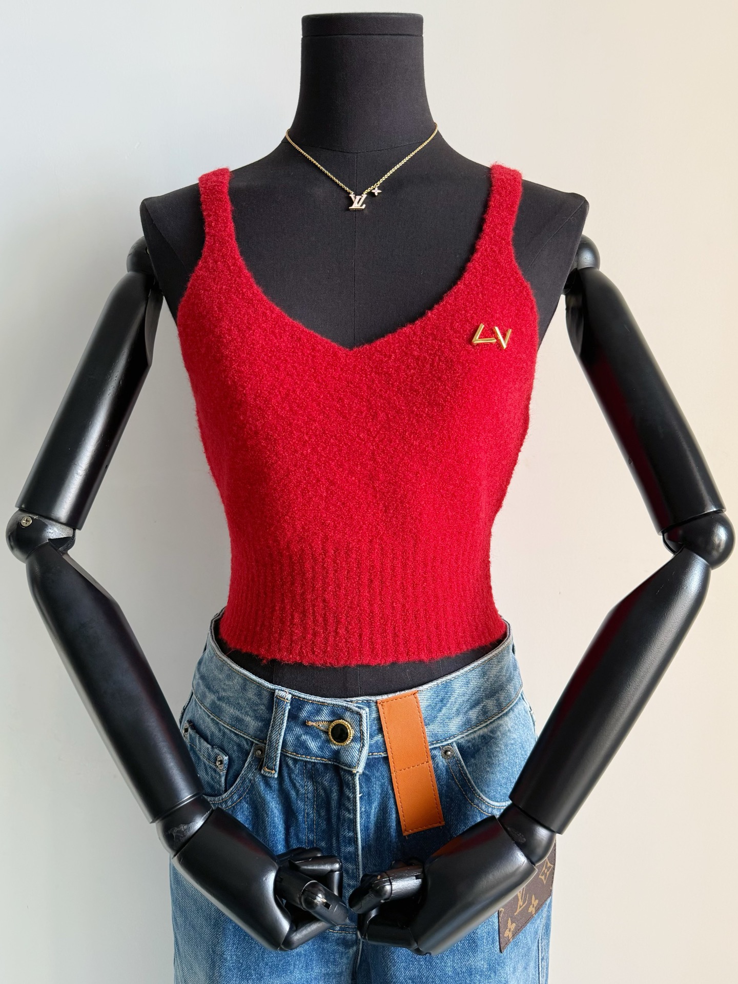 NO:713746,Actual photos of the details of the red vest from the same series. Two styles are sold separately. The beautiful vest can be used as an inner layer. It is still eye-catching when worn alone in the spring ~~ Imported machines restore the hem ribbing effect. YB mold opening hardware is highly recognizable and very low-key.19860909同系列·红色背心细节实拍图 分开售卖两种搭配 绝美背心可作为内搭 开春单穿也照样抢眼 ~~ 进口机器还原下摆罗纹效果 yb开模小五金 辨识度极强又很低调,,,Women's clothing