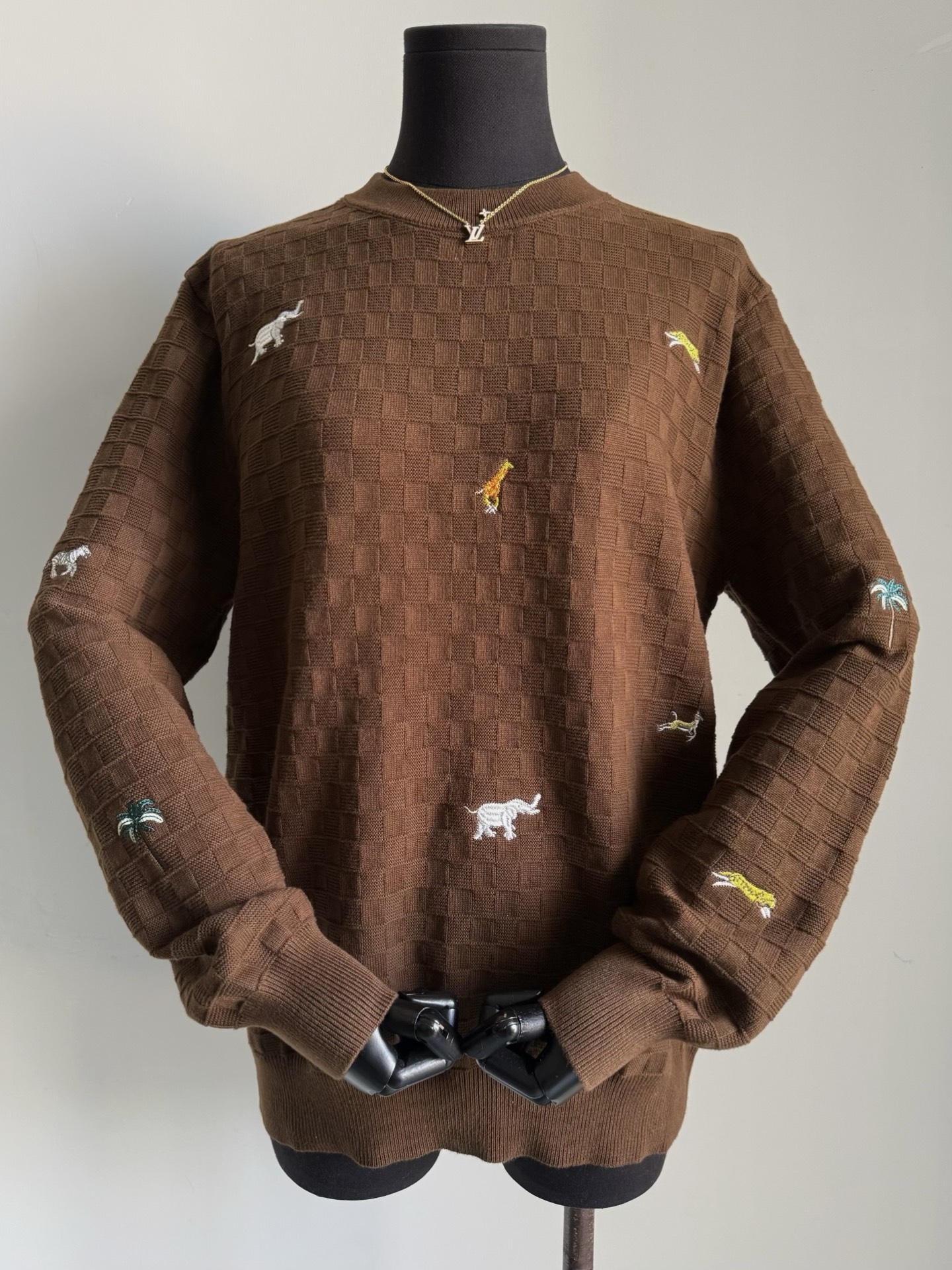 NO:713726,A men's clothing series that is rarely produced in my family. Buy and cherish it. You will earn money when you buy it. You can buy it back and reimburse it normally~~ I fell in love with the real thing at first sight. It is very old-fashioned and low-key luxury. The aesthetic of men's clothing has always been stable online. Custom-woven and dyed imported Egyptian cotton soft wool. High-density knitting machine imported from Germany. The computerized flat knitting machine accurately depicts every plaid route. The all-round checkered small square checkerboard has a richer layering than previous sweaters. British-style small animal embroidery patches  Love every detail, heavy-duty style, sweaters,19860909我家很少出的男装系列 且买且珍惜·入手就是赚到 可以买回去正常报销的单品 ~~ 实物一眼爱上,非常老钱又低调奢华 男装审美一直稳稳在线 定织定染进口埃及棉柔软毛料 德国进口机器高密针织 电脑横机精确刻画每一个格纹路线. 全方位对格小正方形棋盘格 比以往的毛衣层次感更丰富了 英伦风小动物刺绣贴布 每一个细节都很爱,重工款,,sweaters,,Women's clothing