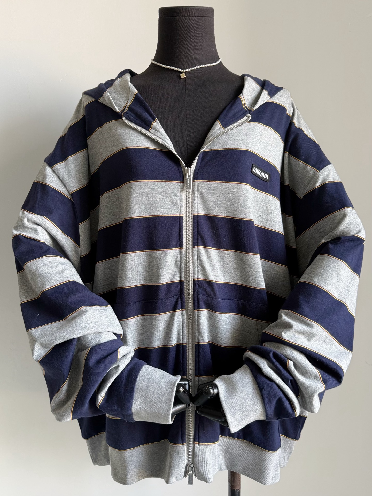 NO:715366,Can't wait for the early spring style to be released first. Follow our steps to get it. The multi-wear hooded sweatshirt jacket ~~ fills the lazy and relaxed atmosphere. Customized casual sweatshirt fabric with moderate thickness, skin-friendly and comfortable to control at will. The off-shoulder version is loose and unrestricted. It is suitable for both fat and thin people and can be shared with family members. The wide striped hood design reduces age. It is the kind of practical jacket that you don't know what to wear when you put it on when you go out. It is a practical jacket that doesn't bother you, hoodie, sweatshirts, jackets  & coats,hats,19860909等不及升温早春款率先发布 跟着我们的步伐入手 一衣多穿连帽卫衣外套 ~~ 慵懒松弛氛围感拉满 定制厚度适中休闲卫衣面料 亲肤舒适随意驾驭 落肩版型宽松不设限 胖瘦皆宜,可与家属共享 宽条纹连帽设计减龄自在 是那种出门不知道穿什么套上就走 不费心的实穿外套,,hoodie,sweatshirts,jackets & coats,hats,,Women's clothing