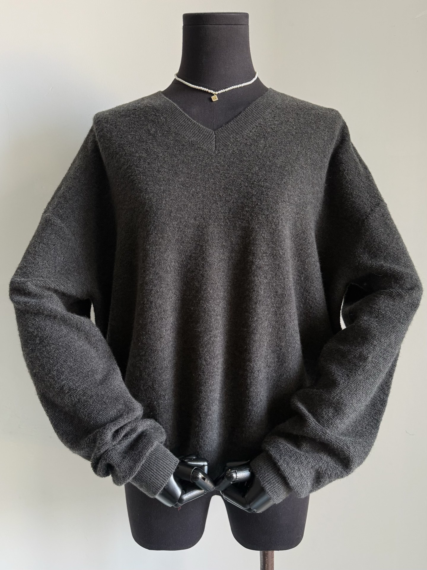 NO:715373,The original picture is straight out, Loew's must-have item this year. You can feel the high quality through the screen. The real thing is full of surprises! It is different from the designs that are over the top in the market. The high-end feel of this one is so simple and pure. It is custom-woven gray wool and has rich layers. The V-neck drop shoulder design beautifies the head-to-shoulder ratio. There is only a small hydraulic embroidery logo on the hem of the whole thing. The fabric is already noble enough, so small embellishments make the whole sweater come alive ~~ This piece reminds me of Tang Wei's words  'If you don't fight, there is a world that belongs to you',,loewe,sweaters,19860909原图直出,loew今年必入的一件 隔着屏幕都感受到高品质 实物更是让人惊喜满满 !! 区别市面天花乱坠的设计 这件的高级感是如此简单纯粹 定织花灰色羊毛毛料,层次丰富 V领落肩设计美化头肩比 整件就下摆一个水工刺绣小logo 面料已经足以显贵,所以小小点缀 整件毛衣就活了过来 ~~ 这一件让我想到汤唯那句话 “不争,也有属于你的世界”,,loewe,sweaters,,Women's clothing