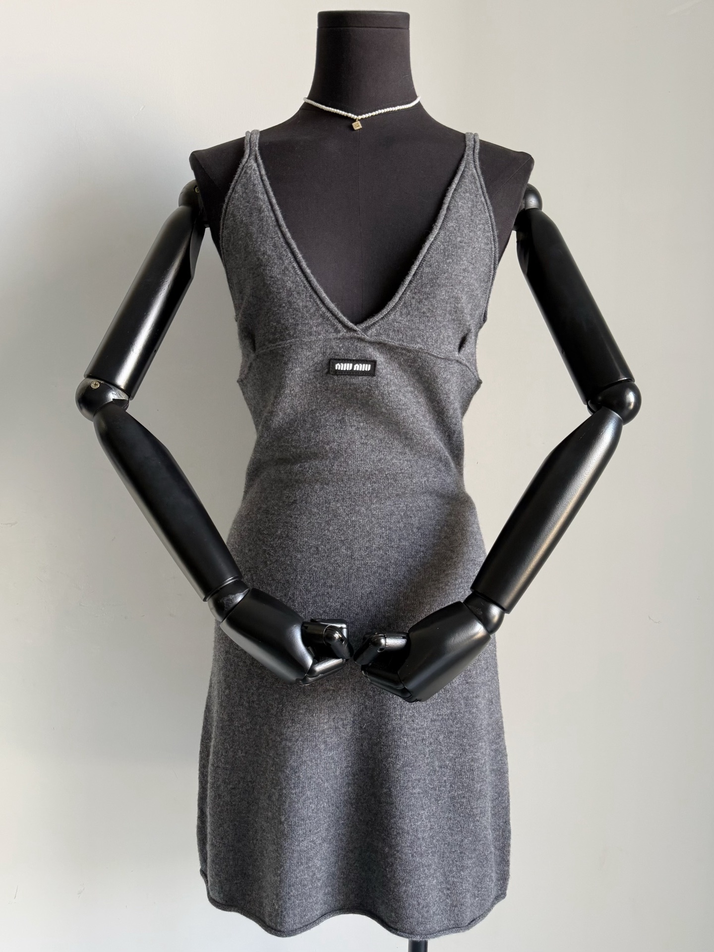 NO:732117,Excellent aesthetic · miu beautiful girl dress. It can be said that this month's most satisfying work!! There are already many beautiful women on the sweet potato. Whether worn alone or layered, this knitted dress can be worn perfectly for dates/travels/events. It can be used for daily carefree miu~~ It is recommended to match it with white thin material as the base. Custom-woven and dyed floral gray cashmere wool. Imported machine extremely fine weaving, feel and texture, and the upper body hip-hugging and slimming version all restore the V-neck three-dimensional tailoring.  Improve your temperament and reduce your age. Combine it with the series of polo knitted short-sleeves, miumiu, skirts, T-shirts,19860909绝好审美·miu美少女连衣裙 可以说本月最满意的作品 !! 红薯上已经有很多大美女上身 这条针织连衣裙不论是单穿还是叠穿 约会/旅行/活动皆能完美驾驭 都能拿捏日常慵miu ~~ 实力推荐搭配白色薄料打底 定织定染花灰色山羊绒毛料 进口机器极细织造,手感和质感 以及上身包臀显瘦的版型都还原 V领立体剪裁 抬高气质又减龄 和系列polo针织短袖一起收,,miumiu,skirts,T-shirt,,Women's clothing