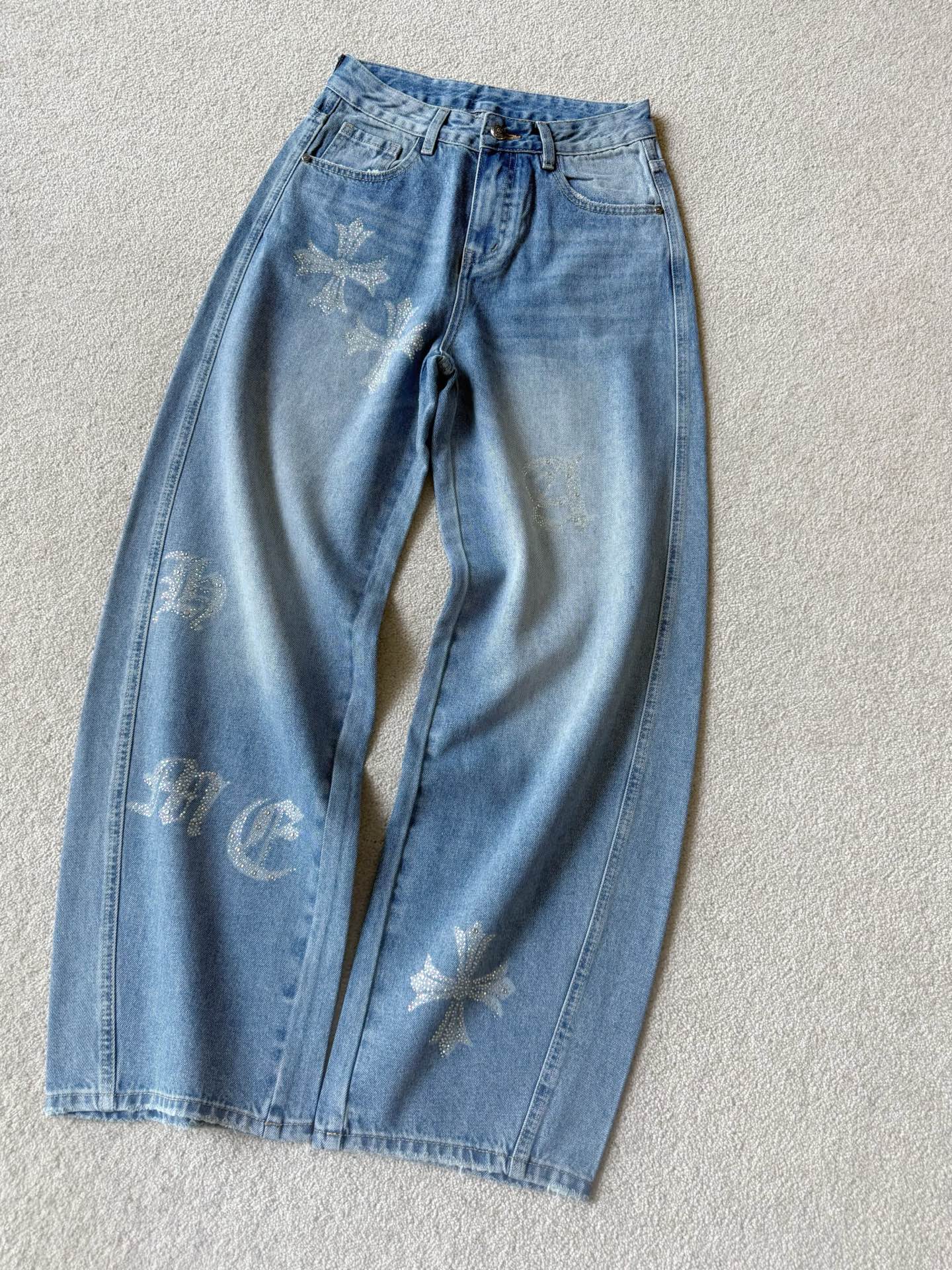 NO:715987,This batch of high-quality goods was made last year. Get it while it is in stock. My fashionistas come here quickly. They restore the shape of scimitar pants as always. No matter how much flesh is hidden in the lower body, it is a pair of full security!! Customized soft and drape denim cotton. Environmentally friendly washed color, natural transition to high-end and durable. Imported machine high-temperature hot-drilling. Full gloss and not easy to fall off. It meets the needs of wearing and has just the right sense of sophistication.19860909精品好货年前就这一批 趁现货入手,我家时髦精们赶紧来 一如既往还原弯刀裤版型 无论下半身多少肉都可以藏匿 安全感十足的一条 !! 定制柔软垂坠牛仔棉 环保水洗色调,自然过渡高级耐看 进口机器高温烫钻 光泽度饱满不易脱落 满足穿搭需求的同时 不多不少的精致感恰到好处,,,Women's clothing