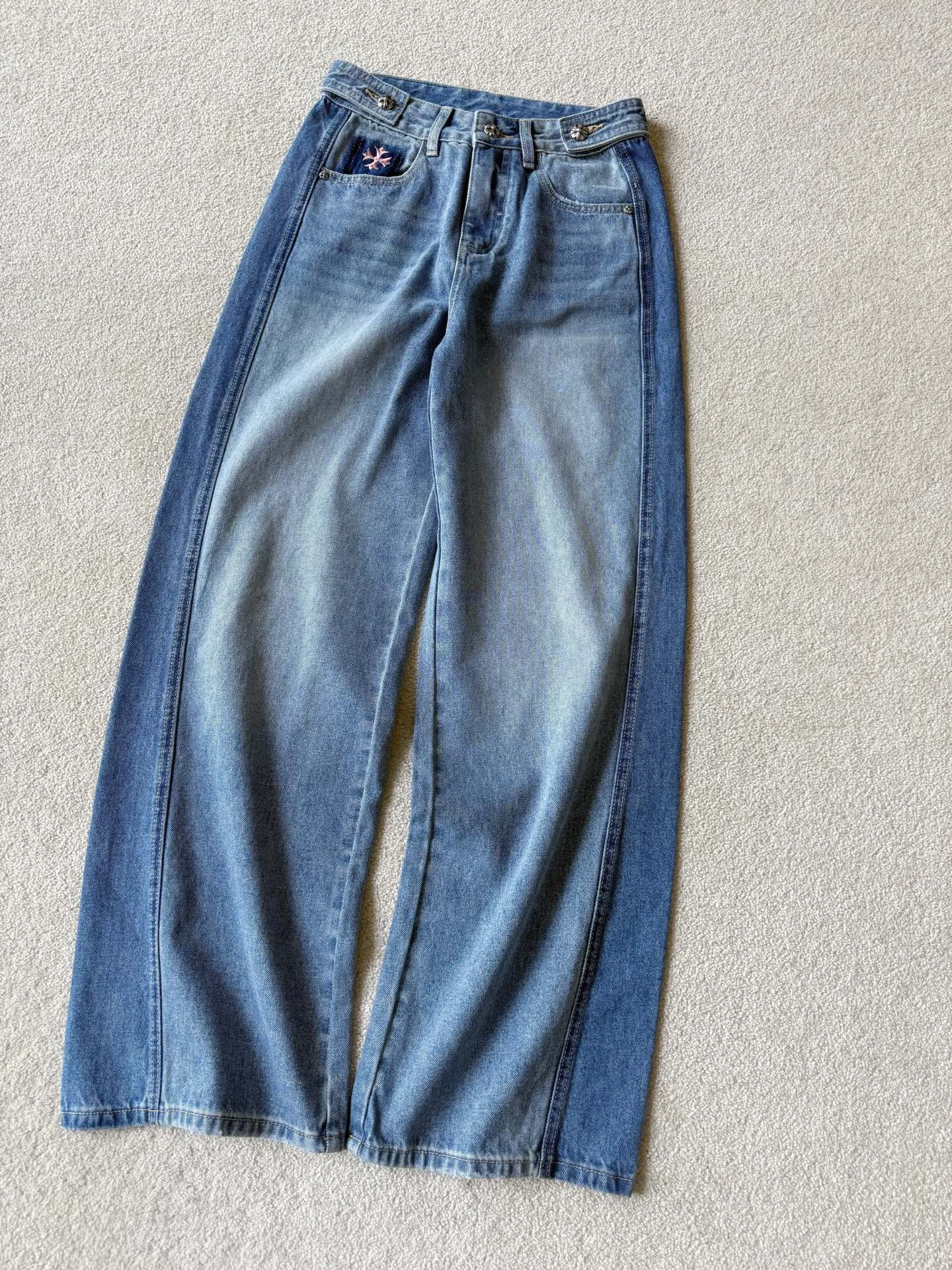 NO:715362,The reputation of my jeans has always been online. I personally tested them and they are perfect for pear-shaped figures!! If you are not confident about your lower body, you can try this one boldly. You will fall in love with this pair. Custom-made high-weight denim cotton, soft and drapey. Exquisite three-dimensional tailoring in the middle and high waist. Side color matching makes it visually slimmer. Front and back cross-flower three-dimensional embroidery. Simple but not simple ~~ Can be matched with all down jackets/coats/jackets. Can be worn from autumn and winter to early spring of next year. Jeans, jackets &  coats, down jacket,19860909我家牛仔裤,口碑一直在线 本人亲测太适合梨形身材了 !! 对下半身不自信的宝子可以大胆尝试 这一条让你一发不可收拾地爱上 定制高克重牛仔棉,柔软有垂坠感 精工立体剪裁中高腰 侧面拼色视觉上更加显瘦 前后十字花立体刺绣 简约而不简单 ~~ 可搭配一切羽绒服/大衣/外套 从秋冬可以一直穿到明年初春都可,,jeans,jackets & coats,down jacket,,Women's clothing