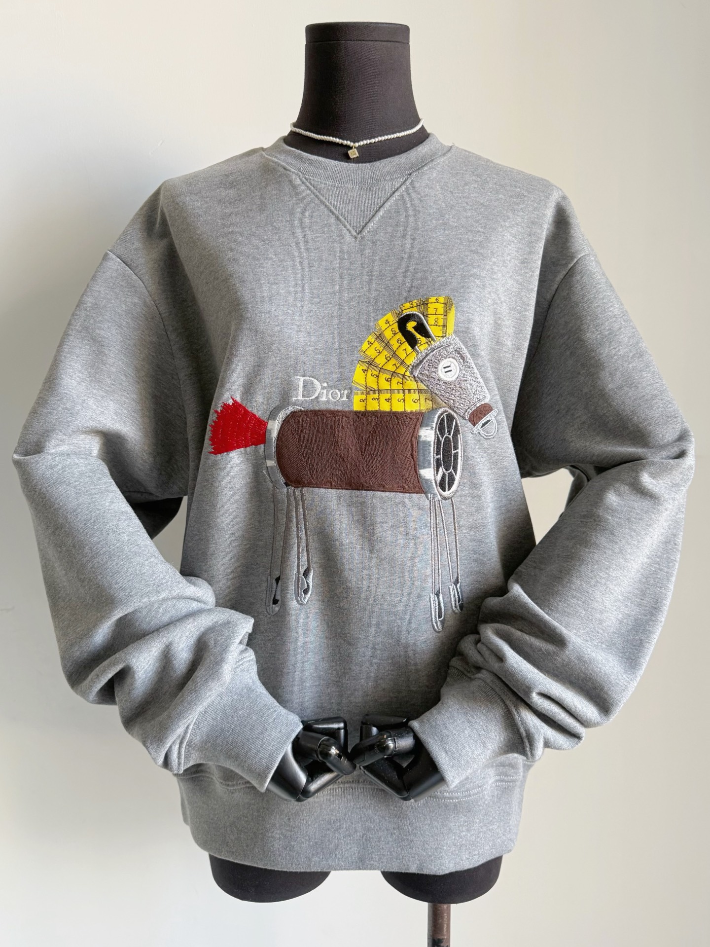 NO:715358,Continue to update the 26 early spring series, the same styles for men and women. I didn’t buy many for the Year of the Horse, but they are all hard-to-find high-quality products. If you go to the cabinet more often, you will understand the gold content of my house ~ Customized floral gray coil fabric with fleece lining. It is high-end and durable, with rich layering. It can be worn in spring, autumn and winter. The technology of combining printing and embroidery, especially the needle embroidery, restores the essence of the pony. There is no difference in the three-dimensional feel that can be touched. The threads of the package dyeing have no color difference.  It is highly elastic and not easy to deform. The round neck is loose and there are no restrictions to control it at will~,,19860909继续更新26早春系列,男女同款 马年限定我买得不多 但件件都是难买的精品 你们多多去柜子逛就懂我家含金量 ~ 定制花灰色线圈面料内里抓绒 高级耐看,层次感丰富 可以穿春秋冬三个季节. 印花与刺绣结合的工艺 特别是埃针刺绣还原小马精髓 摸得到的立体手感无差别 包缸定染的螺纹无色差 富有弹力也不易变形走样 圆领宽松版型不设限随意驾驭~,,,Women's clothing