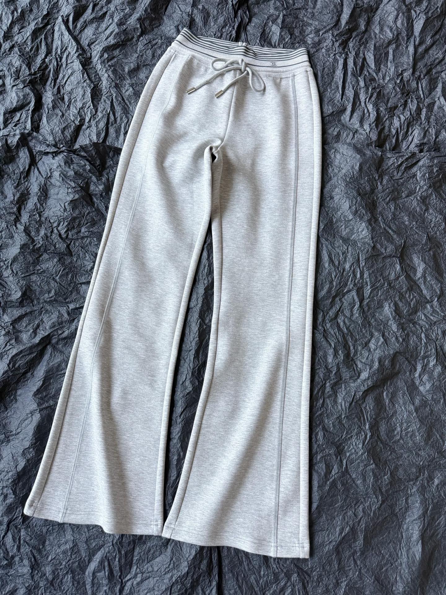 NO:716711,The boot-cut casual pants that I have been waiting for have finally arrived~~ I personally tested them for my pear-shaped figure and they are effective. They are tolerant pants for imperfect leg shapes. Custom-made skin-friendly and delicate space cotton fabrics. After soft treatment, they are comfortable and drapey. They are elastic and suitable for both fat and thin people. The right boot-cut pants shape and logo elastic waist. Easy to wear and match, impeccable. Classic double C small logo embroidery details. No unnecessary design.  Be smart and stock up on one now while it's in stock!!,,19860909呜呜呜千呼万唤始出来 我心头爱的微喇休闲裤终于来了 ~~ 本人梨形身材亲测有效 不完美腿型的包容神裤 定制亲肤细腻的太空棉面料 经过柔软处理,舒适垂坠有型 富有弹力的特点胖瘦皆宜 恰到好处的微喇裤型 又是logo弹力腰 好穿又好搭,无可挑剔 经典双C小logo刺绣细节 没有一处多余设计  聪明的趁现货赶紧囤一条 !!,,,Women's clothing