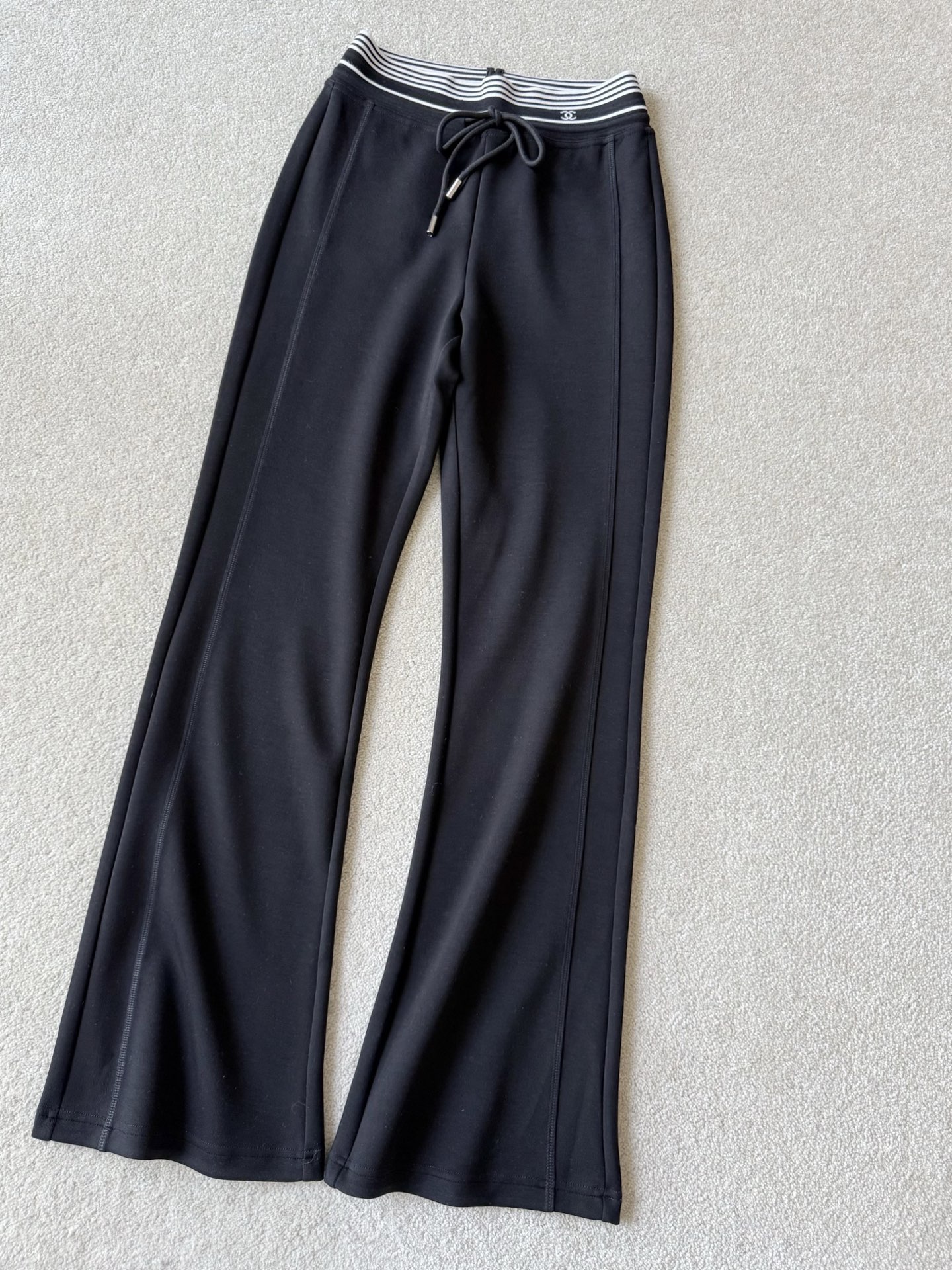 NO:716717,Black·Details Actual Photos The rare slim-flared trousers. I am not exaggerating when I say that my upper body will automatically lose 5 pounds without any effort.19860909黑色·细节实拍图 可遇不可求的微喇显瘦裤型 我不夸张地说 上身不费力自动瘦5斤,,,Women's clothing