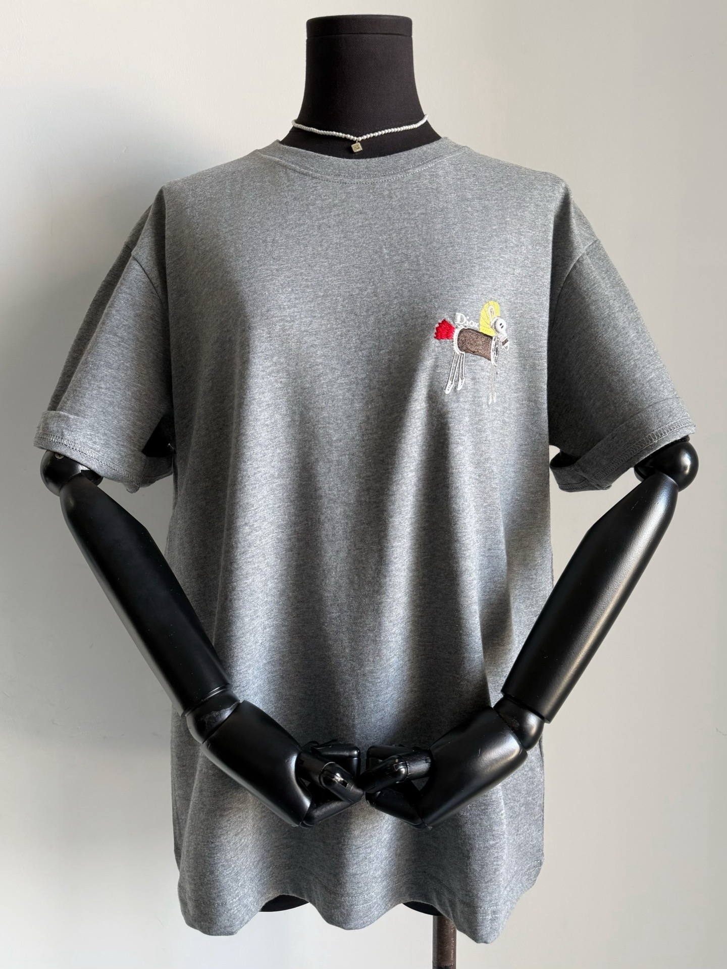 NO:734654,Dio26 series · No need to line up in the cabinet. New style pony embroidered tee with good looks in early spring. Look for our products and spend a little money to do big things ~~ Customized high-weight cotton plain fabric is durable and not easy to deform. Computerized flat machine engraving, imported machine restores embroidery. The smaller the logo, the more refined it is. It can be paired with pleated skirts/jeans from spring to summer. Gray and white colors are available in the same size.  It’s the end of the year and I carry it on my boyfriend’s back, dior, skirts, jeans,19860909Dio26系列·免去柜子排队 早春新款小马刺绣高颜值tee 认准我家出品,花小钱办大事喽 ~~ 定制高克重棉质平纹面料 经久耐穿,不易变形走样 电脑横机刻画,进口机器还原刺绣 越小的logo越要求精益求精 开春到夏搭配百褶裙/牛仔裤都可 花灰色,正白色两色齐码 年底了给男朋友背起来,,dior,skirts,jeans,,Women's clothing