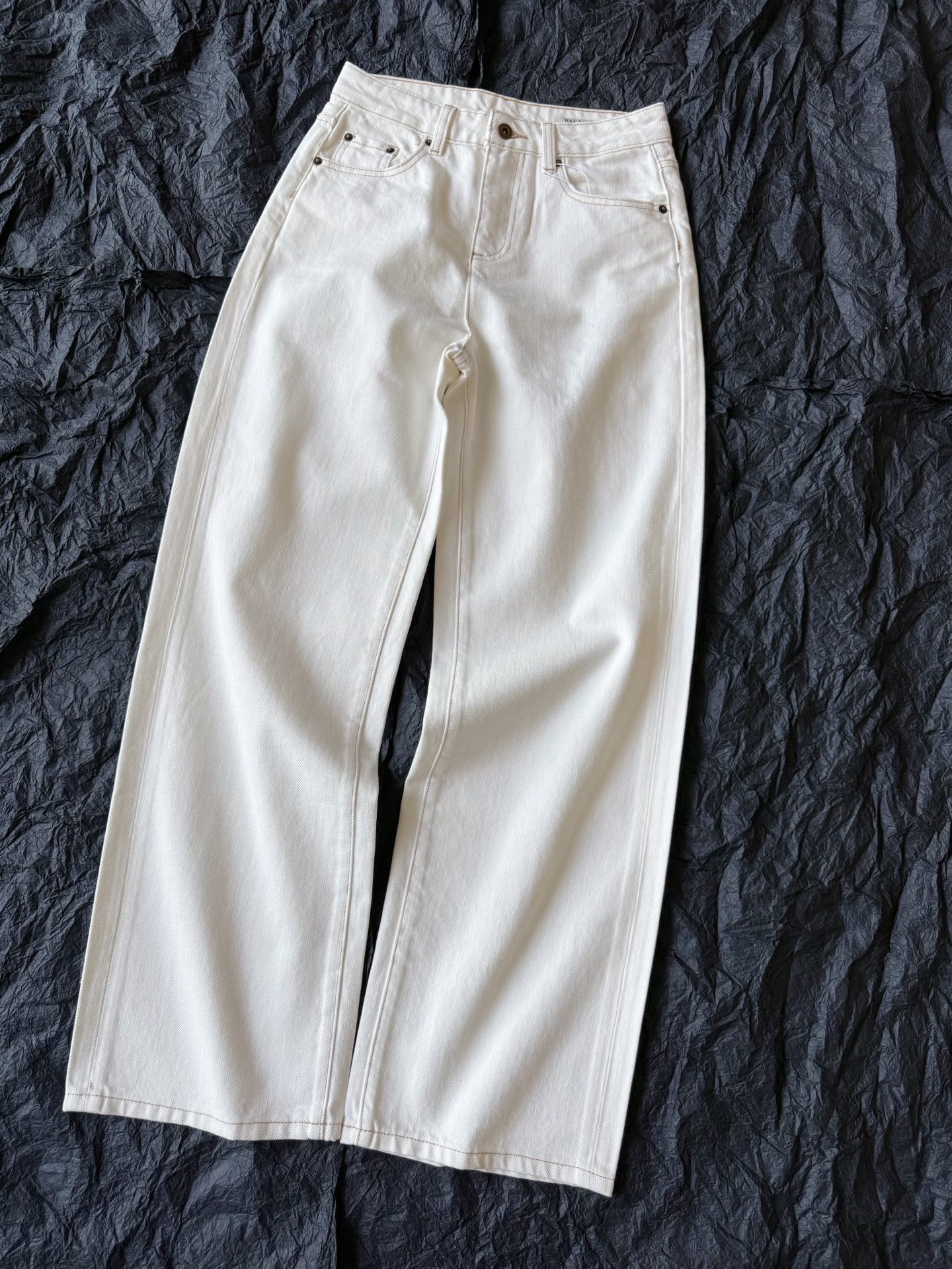 NO:715610,As the end of the year approaches, I have so many masterpieces!! The selection and production of pants alone are worthy of being on the market. I love this feeling of online quality and efficiency. Customized super authentic off-white textured denim. The color is a bit gray, but the actual product is very high-end. It is more upscale than the previous white jeans. The weight is high, so it feels great. The mid-to-high waist three-dimensional tailoring does not pick up on the leg shape. The fabric routing and pattern are enough to show that it is expensive, so a small leather label logo is enough.  This is BC’s attitude of neither fighting nor grabbing.,,jeans,19860909临近年底我家的神作太多了 !! 单单是裤子的选品和出品 都称得上市面天花板 好爱这种质量和效率都在线的感觉 定制超正的米白色肌理感牛仔棉 颜色有点偏灰调,实物很高级 比以往的白色牛仔裤更有档次 克重高所以手感极佳 中高腰立体剪裁不挑腿型 从面料走线和版型已经足以显贵 所以一个小皮标logo就够了 这就是BC不争不抢的态度.,,jeans,,Women's clothing