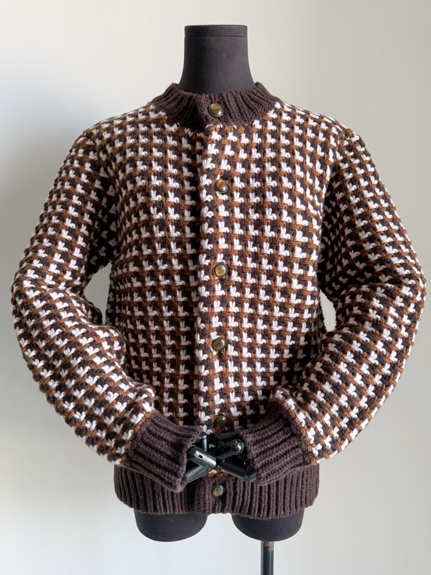 NO:715616,At first glance, it looks ordinary, but it is very important to the identity of 1v. It is full of old-money texture. The knitted jacket is not easy to be confused and is low-key and connotative. It has the strength to be updated simultaneously with the cabinet. Custom-woven and dyed ultra-thick sheep wool. Thick knitted checkerboard details. The real thing is very thick, and the warmth is stable online. We make at least 2 pieces of fabrics for one piece in the market. Only when you buy it can you understand the value of quality, and the richness of details. You can use a magnifying glass to see the details.  Now that it’s time to layer and wear it for spring, just wear it alone and share it with your family ~~,,jackets & coats,19860909乍看平凡实物却非常重1v这件身份的标识,老钱质感满满 不易撞衫又低调有内涵的针织外套 和柜子同步更新的实力. 定织定染超厚实绵羊毛毛料 粗针织造棋盘格小细节 实物很厚实,保暖度稳稳在线 我们做一件的面料市面要做2件至少 入手才懂贵在品质,和细节做层次丰富可以用放大镜看细节 当下叠穿开春了直接单穿 和家属们共享起来 ~~,,jackets & coats,,Women's clothing