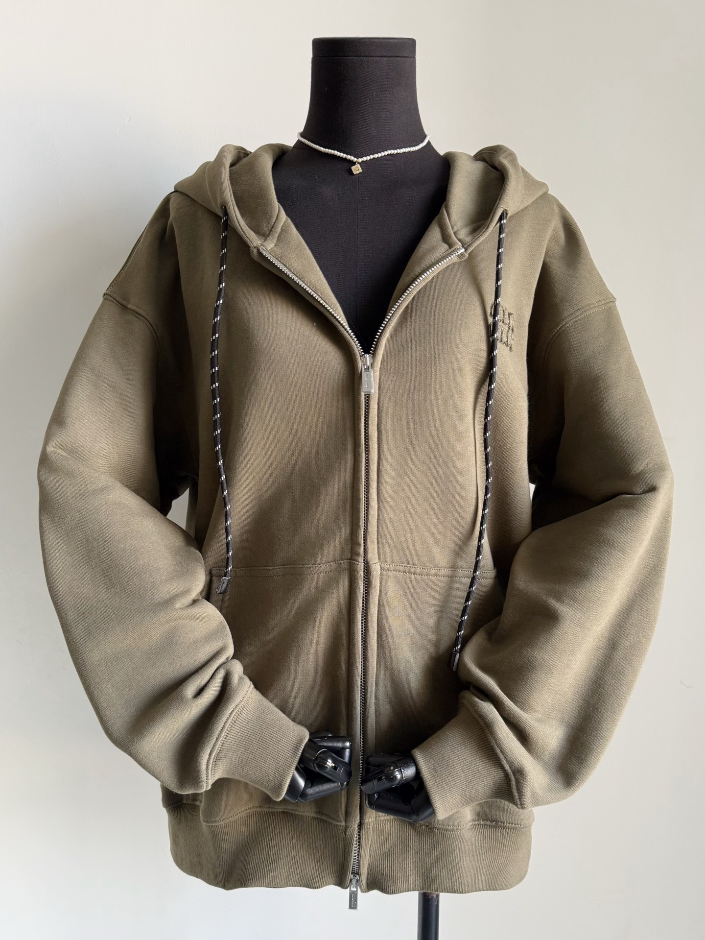 NO:715976,miu·ss26 early spring casual series has been shipped to you many years ago. Customers who have vacation needs in the near future are in luck. Being the first to wear it is a sign of identity. The dark green large coil cotton fabric is custom-dyed in a package. The saturation is exactly the same, including the feel. Reject the cheap and thin version on the market. The threads in the package are dyed in the same color and are elastic. Durable and not easy to deform. Hardware zippers, drawstrings in the same color, and patch embroidery.  All the necessary details are in place,,miumiu,19860909miu·ss26早春休闲系列 年前就有好多给你们出货的 近期有度假需求的顾客,有福了 率先上身就是身份的标识 包缸定染墨绿色大线圈纯棉面料 饱和度1模1样,包括手感 拒绝市面廉价的轻薄版本. 包缸定染同色系螺纹富有弹力 经久耐穿不易变形 五金拉链,同色系抽绳,贴布刺绣 该有的细节统统到位,,miumiu,,Women's clothing