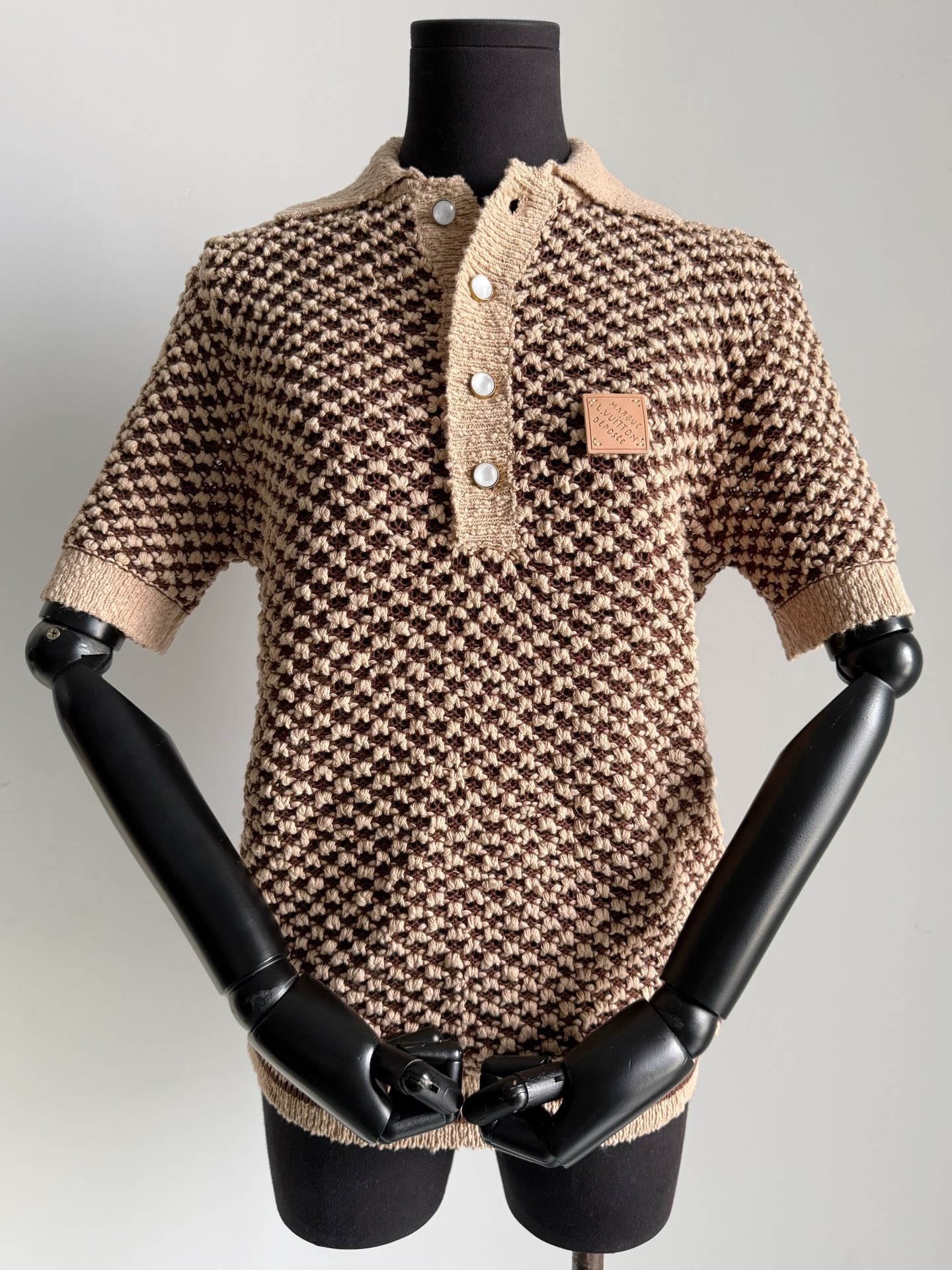 NO:716722,1V·ss26C can be said to be a stunning model in person. I didn’t get it at all when I saw the sa show pictures. When I saw the real thing in the cabinet, it was really worth buying. It is different from the previous knitted series. Its design and fabric texture are amazing!! Knitted short sleeves that can be worn throughout the four seasons. You can feel its gold content when you touch it. Custom-made soft and comfortable imported Egyptian cotton. After layers of processing, the grainy texture is restored. The weaving method looks simple but is actually very layered. A craft that is not touched by small factories in the market.  The upper body becomes low-key and old-fashioned in a second ~~,, T-shirt,198609091V·ss26C可以说是实物惊艳款 看sa的秀图一点没get到 在柜子里看到实物,真心值得入 区别于以往的针织系列 它的设计感和面料质感都很绝 !! 贯穿四季都能穿的针织短袖 到手就能感受到它的含金量 定制柔软舒适进口埃及棉 经层层工序处理,肌理感颗粒感还原 看似简约实则很有层次的织法 市面小厂都不碰的工艺 上身一秒变低调老钱 ~~,,T-shirt,,Women's clothing