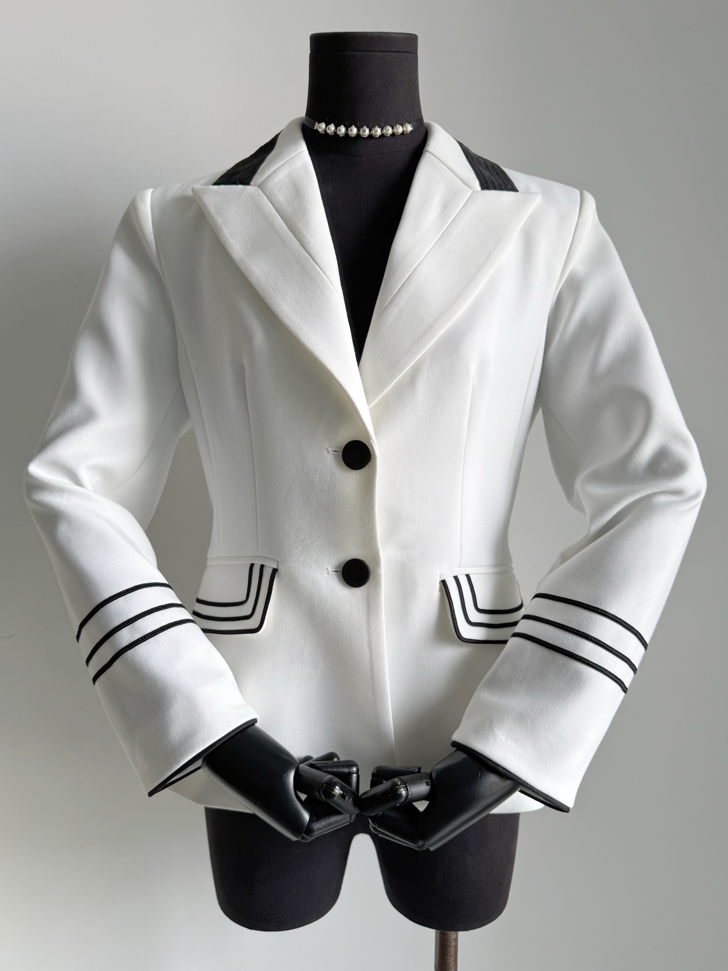 NO:717398,Actual photos of the details of the same series of · Lapel V-neck suit jacket. This is more suitable for commuting and attending various high-end occasions. The reason why I wear the model picture is to give you a reference for the upper body shape. My master has ten years of experience in suit tailoring. The three-dimensional precision tailoring is essentially different from the suit jackets you see on the market. Please be reminded that the lining is made of mulberry silk. You need to be careful when trying it on, jackets & coats, business suit,19860909同系列·翻领V领西装外套细节实拍图 这款更适合有通勤需要 和出席各种高端场合需要的单品. 之所以穿模特图 就是给你们参考上身版型 我家富有十年西装剪裁功底的老师傅 立体精工剪裁 与市面你所看到的西装外套,本质区别 需要提醒内里桑蚕丝面料 试穿需小心加倍处理,,jackets & coats,business suit,,Women's clothing