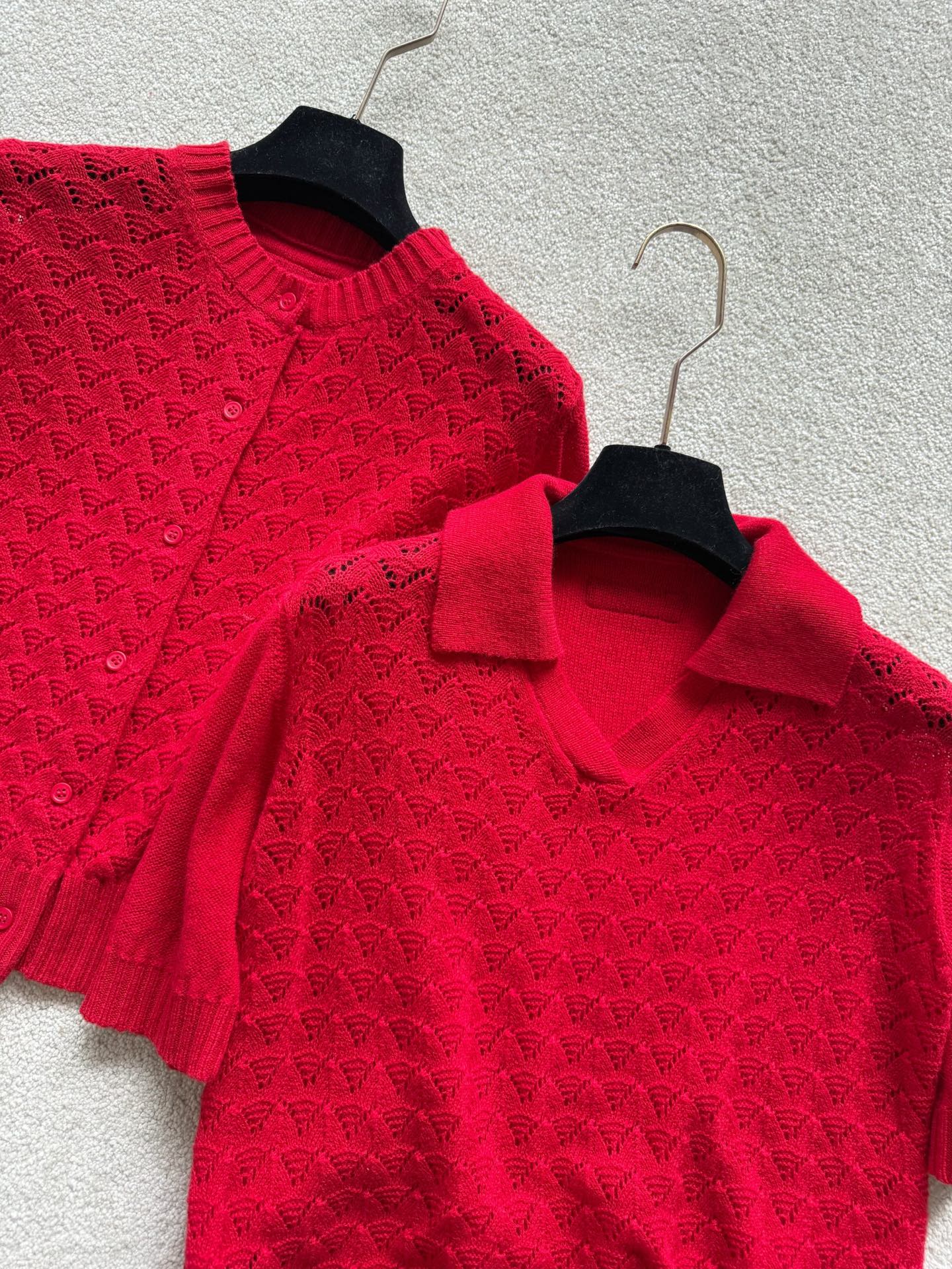 NO:717389,The same series of Polo knitted short-sleeves·Real photos of details. We bought both styles from yb. There is no doubt about this because the details of different categories are still different. Unlike the market version, you only need to look at the pictures to make the goods. If you can save, T-shirt,19860909同系列Polo针织短袖·细节实拍 两种版型我们都是买入yb的 这一点毋庸置疑 因为不同的品类细节还是有区别 不像市面版本看图做货,能省则省,,T-shirt,,Women's clothing