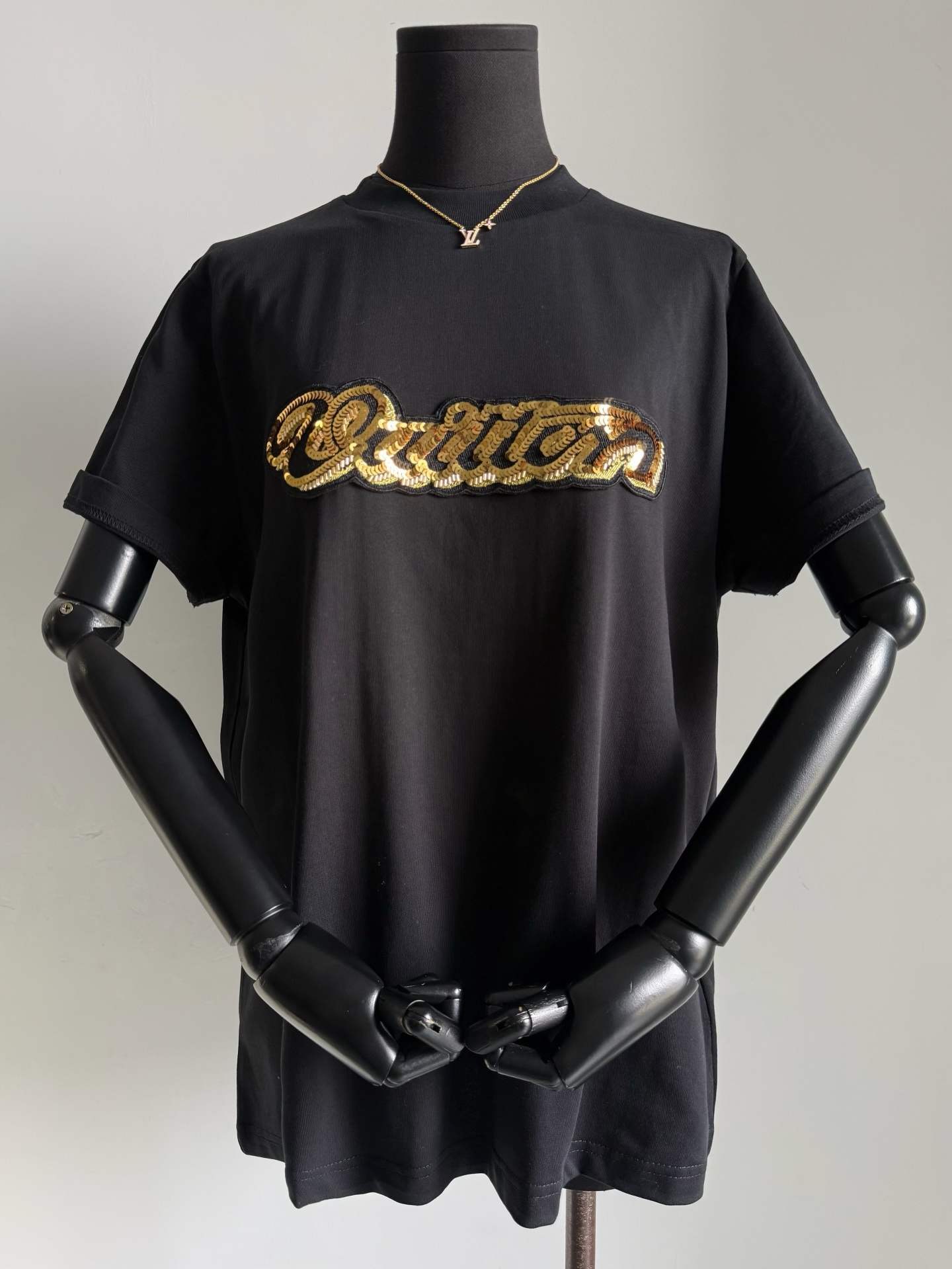 NO:717056,With its own sense of high-end and identity, this black gold tee from 1V is here!! The short sleeves of yb over 1w really have its two brushes. In addition to the custom-made pure cotton plain fabric, the front and rear craftsmanship details are exquisite and repeated, the composite material is heavy sequin embroidery, the stacking sense is obvious, and the dazzling visual experience ~~ Houfu's pure handmade beading 1V letters outline the name, which requires extremely high skills of workers, all showing luxury and three-dimensionality.  Personally, I think the most worthwhile item to buy in early spring this year is the first batch of ready-stocked items years ago, T-shirt.19860909自带高级感和身份辨识 1V这件黑金tee可算是来了 !! yb超1w的短袖真心有它的两把刷子 除了定制的纯棉质平纹面料以外 前后工艺细节精致又重复合材质重工亮片刺绣 堆叠感明显 璀璨耀眼的视觉体验 ~~ 后福纯手工串珠1V字母勾勒名称 对工人技术要求极高 无不彰显着奢华和立体. 个人觉得今年早春最值得入的一件 年前首批现货入库,,T-shirt,,Women's clothing