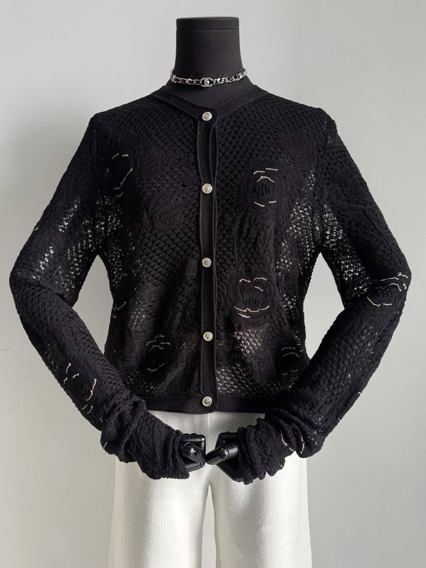 NO:729671,Black·Details Actual Photos. The consistent luxury style of Chane. The fabric and weave are noble enough. There is no obvious logo, but the details are extraordinary ~~,,chanel,19860909黑色·细节实拍图 一贯的chane奢侈风 从面料和织法上就足以显贵. 没有明显logo 却从细节上就足够不平凡 ~~,,chanel,,Women's clothing