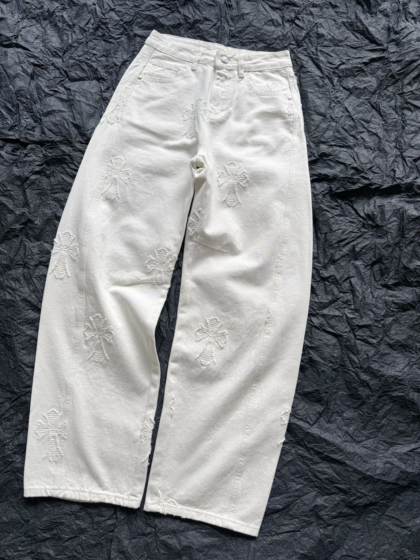 NO:717617,The high-looking patchwork embroidered cross-flower jeans were first batched a year ago, and I will have to reorder them next year. You can see the good-looking jeans through the screen. I don’t have to say how easy they are to wear. The scimitar pants are the least picky. They are moderately thick denim that can be worn in all seasons. They are durable and not easily deformed. They are three-dimensional and mid-high-waisted, with no restrictions. The ultra-fine cross-flower patchwork embroidery on the whole piece not only looks more advanced, but also more three-dimensional.  It also makes the whole pair of pants higher grade,,jeans,19860909高颜值拼布刺绣十字花牛仔裤 年前就这一批,补单要年后喽 隔着屏幕都看得到高颜值 有多好穿不用我说 弯刀裤型是最最不挑人的. 四季都能穿到的厚度适中牛仔棉 经久耐洗不易变形走样 立体剪裁中高腰,不设限 整件超精细的十字花拼布刺绣 不仅看起来更高级,更立体 也让整条裤子档次更高了,,jeans,,Women's clothing