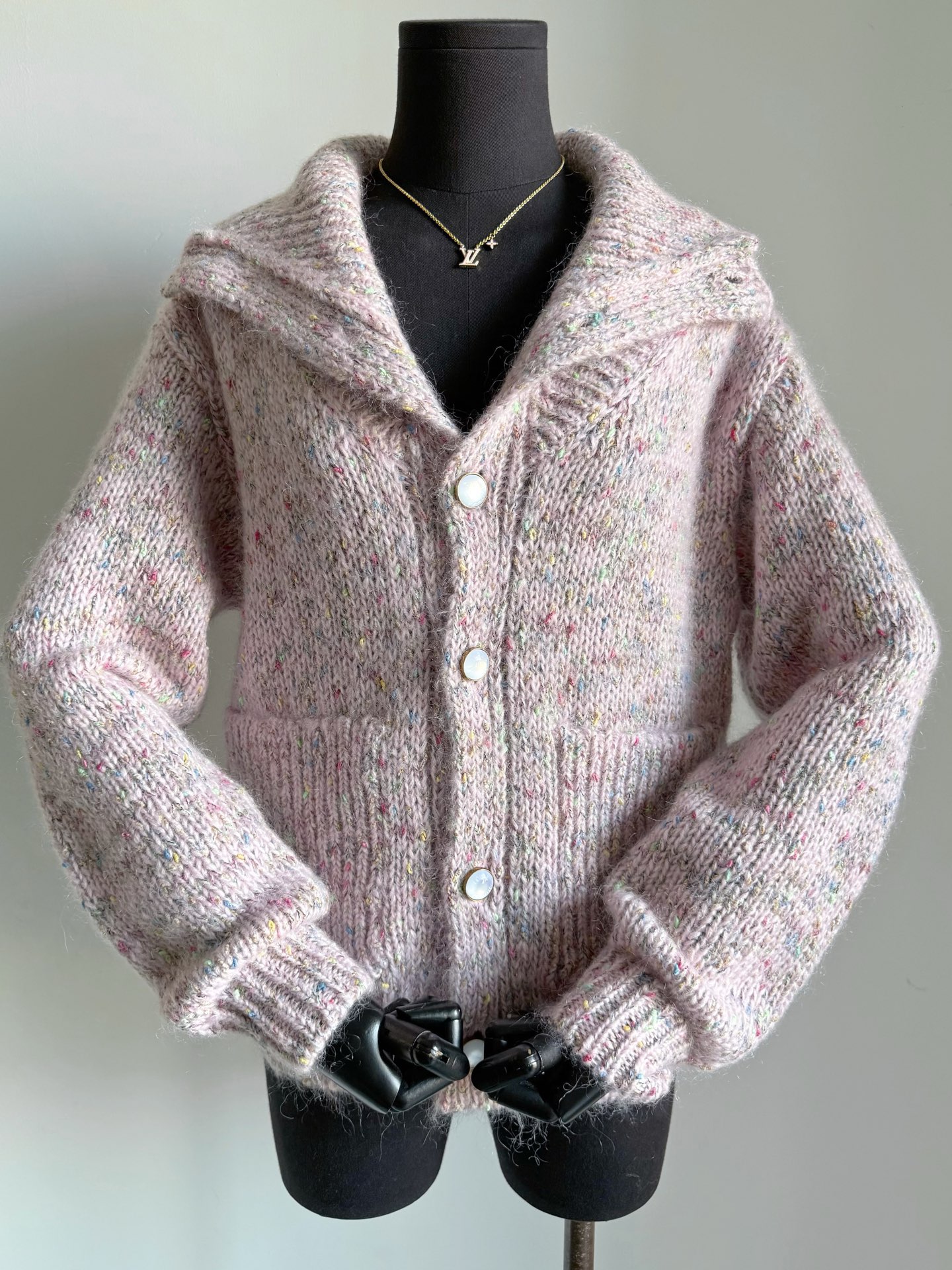 NO:732133,If you want to integrate a sense of high-end into your daily life, you have to look for donkey woolen items!! Such a thick and heavy-worked sweater can be worn in a variety of ways. It can be said to be a treasure item all year round. Custom-woven and dyed light pink mohair wool blend. The layers are rich and the handle is excellent. The material used in one piece is 2-3 times that of an ordinary jacket. It is warm and has a sense of drape, satisfying a variety of styles. Finely controlled knitting texture. Single-breasted + molded hardware buckle details.  Exclusive logo leather label on the back. What you see is what you get, a collectible sweater.,,louis vuitton,jackets & coats,sweaters,19860909要想把高级感融入日常 就要认准驴的毛织单品来收 !! 如此厚实且重工的针织衫 还能做到多种穿法设计 可以说是一年四季的宝藏单品 定织定染淡粉色马海毛毛料混纺 层次丰富手感处理极佳. 一件用料是普通外套的2-3倍 保暖度又有垂坠感,满足多种风格 精细把关的针织纹路 单排扣+开模的五金扣细节 背后专属logo皮标 所见即所得的收藏级别毛衣.,,louis vuitton,jackets & coats,sweaters,,Women's clothing