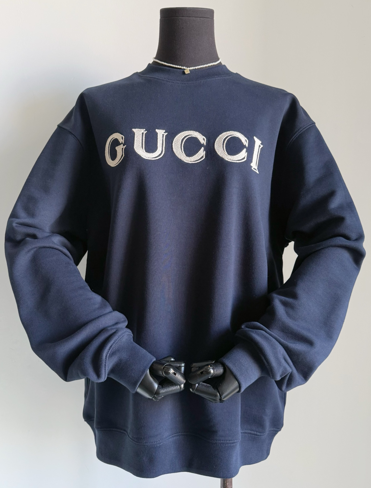 NO:730749,GG’s most beautiful and practical items in early spring are all in my home!! Follow our steps and spend a little money to achieve big things. The whole piece has no superfluous design, classic practicality. A loose sweatshirt that can be enjoyed by one person and the whole family ~ Made of dark blue large coil pure cotton fabric dyed in a vat, including soft threads of the same color, durable and easy to take care of daily. Tatami embroidery and rice grain needle embroidery binding. The combination of dual craftsmanship, rich layers.  This is the essence of this series. The round neck and loose shoulder design has no restrictions on body shape. It can be a sweatshirt, hoodie, sweatshirts, etc. that can be shared with family members.19860909GG早春最好看和最实穿的单品 都在我家啦 !! 紧跟我们步伐花小钱办大事 整件无多余设计,经典实穿主义 一人入手全家皆可享受的宽松卫衣 ~ 包缸定染深蓝色大线圈纯棉面料 包括同色系柔软螺纹,经久耐穿 日常打理也很方便 榻榻米刺绣加米粒针刺绣包边 双重工艺相结合,层次丰富 是这一系列的精髓所在 圆领宽松落肩版型对身材不设限 可以和家属共享的一件卫衣,,hoodie,sweatshirts,,Women's clothing