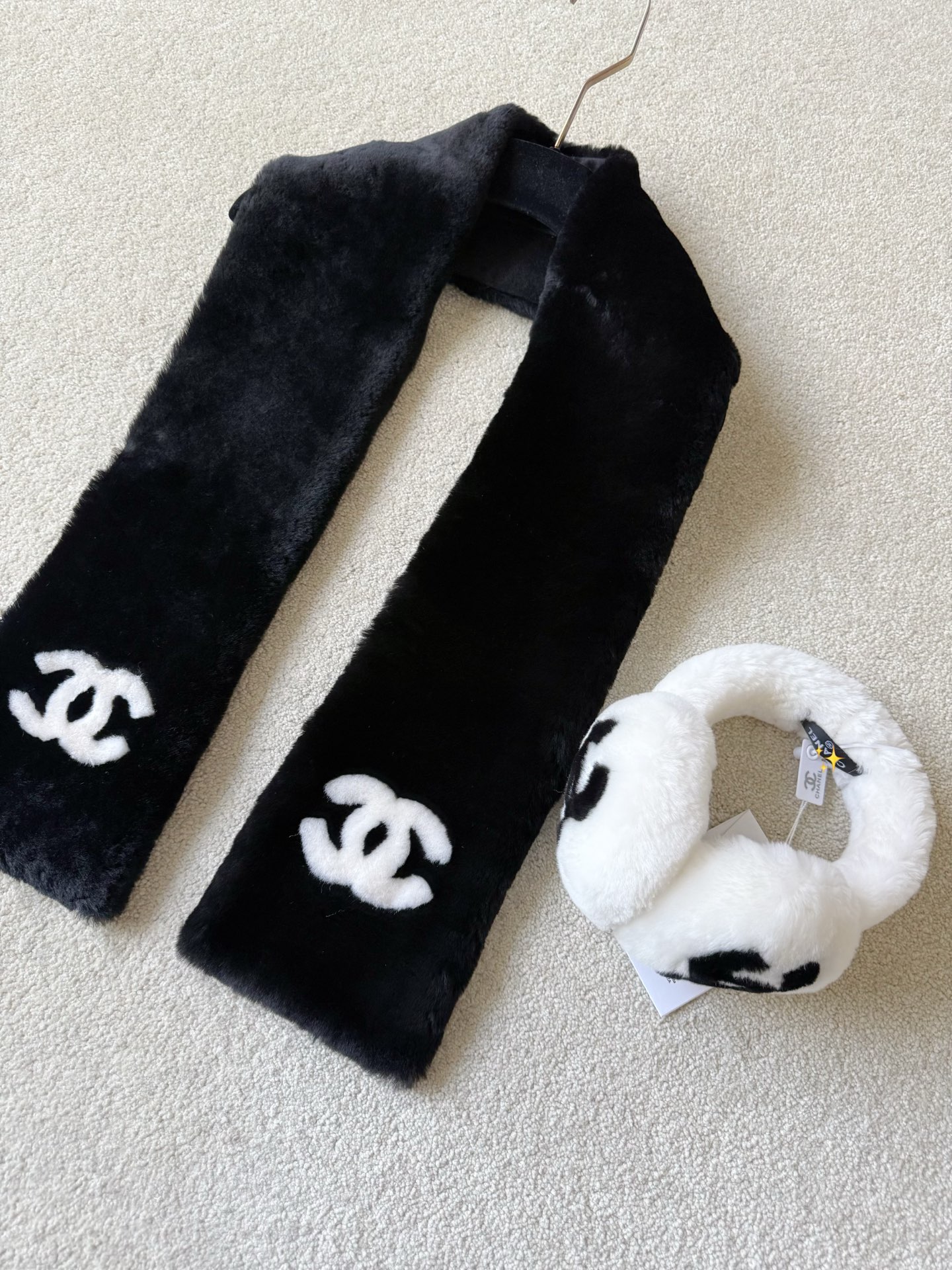 NO:734139,Five-star recommendation for the end of the year, top-quality scarf. What you see is what you get. Pay attention to the difference between various jia wools on the market. Our version can withstand national comparisons without pressure. The top Australian wool is evenly cut, with a perfect logo. The density and feel are restored to the extreme, including the state of wool feeling under different lusters. These are qualities that small factories in the market cannot hope to achieve. It is so needed for skiing/traveling at the end of the year.19860909年底巨献五颗星推荐,顶级围巾 妥妥的大货实拍所见即所得 ~~ 注意区别市面各种jia毛 我们版本经得起全国对比无压力 澳洲顶级羊毛均匀剪裁,logo完美 密集度和手感极致还原 包括毛感在不同光泽下呈现的状态 都是市面小厂可望不可及的品质 年底滑雪/出行都太需要了,,,Women's clothing