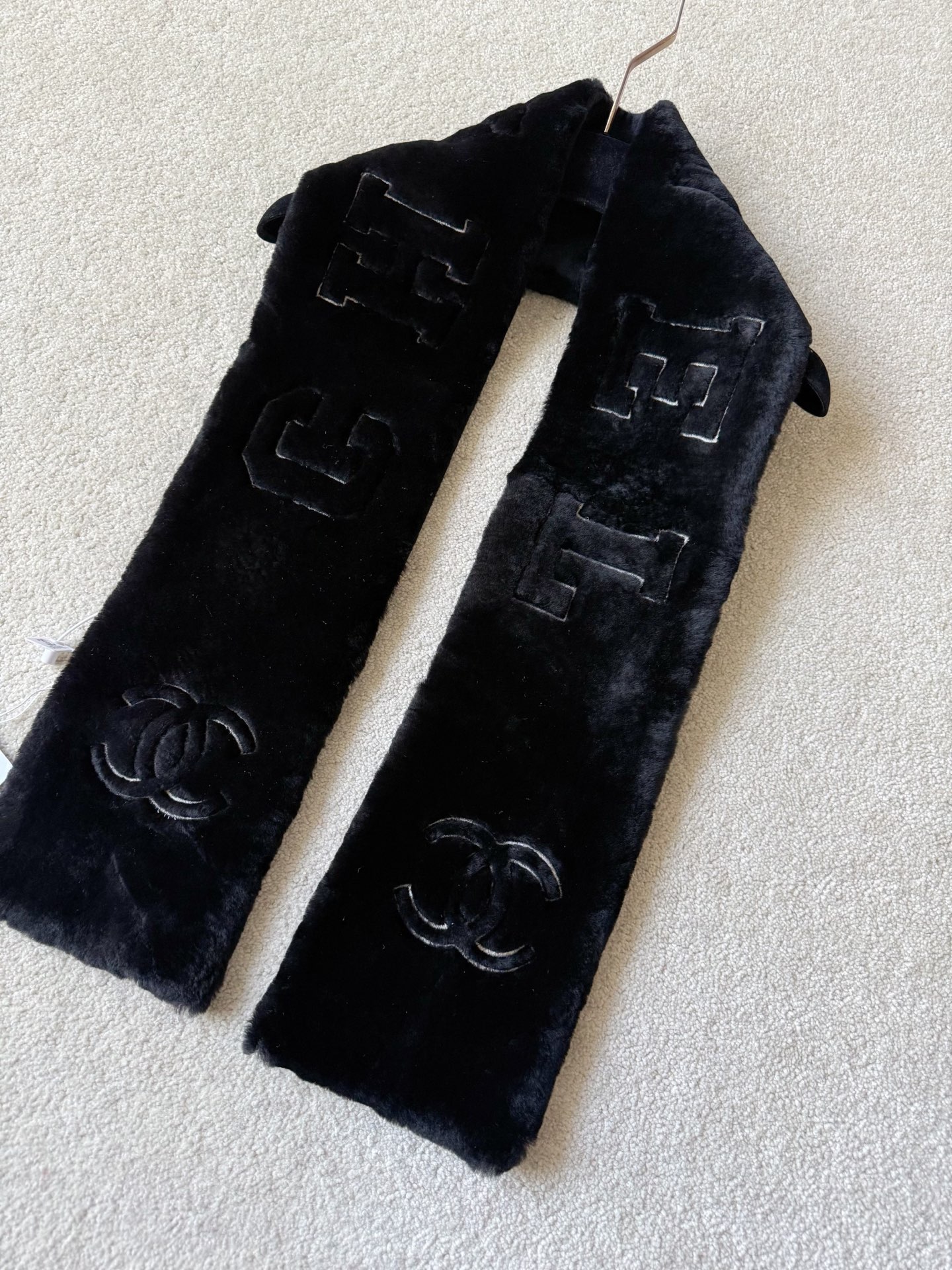 NO:734665,What you see is what you get, the fur-integrated wool scarf. Brand new and unpopular, with good aesthetics. It is shipped in original black!!! A must-have combination for the ski series every year. The scarf + earmuffs must be matched to look good. There are too many uneven versions. There is no reason why this primary color came out last. The feel and embroidery details are full. My fur accessories are among the best in the entire industry. Australian imported wool, fur-integrated earmuffs spliced with lambskin double C. Scarce goods at the end of the year, whether to keep for yourself or to give away.  It’s all full of class!!,,sheepskin,19860909所见即所得的皮毛一体羊毛围巾 全新冷门好审美原黑色出货 !!! 每年滑雪系列必收的搭配 一定要围巾+耳罩配齐才好看 参差不齐的版本太多 这个原色出得最晚不是没有理由的 手感和刺绣细节都拉满 我家皮草配饰整个行业内都是数一数二. 澳洲进口羊毛,皮毛一体 耳罩拼接小羊皮双C 年底稀缺好货不论自留还是送人 都拉满了档次 !!,,sheepskin,,Women's clothing