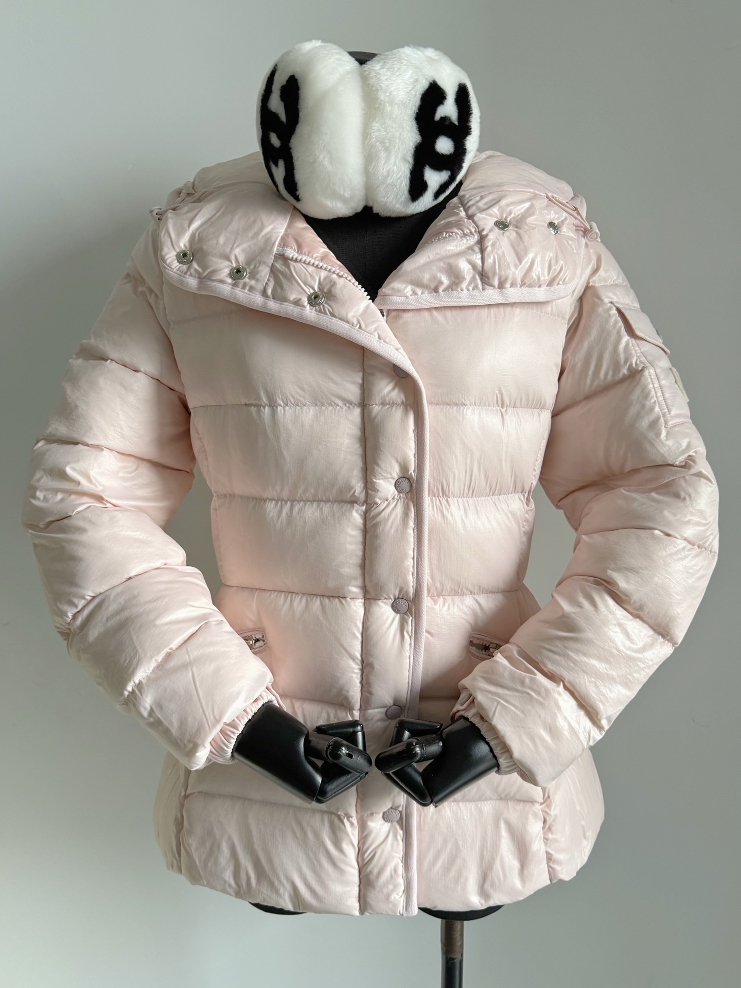 NO:735138,Equipped with a dust bag, I couldn't help but come back again at the end of the year. This classic and beautiful pale pink small waisted white goose down down jacket has many old customers waiting for it!! It is exquisite and warm, and it is easy to handle the beautiful waistline without being bulky. It can easily stand out in various occasions at the end of the year ~~ It is more elegant and stylish than Mengjia's previous styles. The original wrinkle-like oil wax nylon fabric is still waterproof and anti-fouling.  The inside is fully filled with national standard 90 white goose down. You can see our fluffyness through the screen. The small details of the hardware accessories are all in place. Whether you keep it for yourself or give it away, it will be valuable. The Mengjia boutique updated this year must have details and quality that cannot be underestimated.,,down jacket,19860909配防尘袋憋到年底还是忍不住再次复出 经典绝美·淡粉色小蛮腰白鹅绒羽绒服 有多少老顾客都在等它 !! 既做到了精致保暖 又轻松拿捏绝美腰线绝不臃肿 在年底各个场合中轻松出挑 ~~ 比起蒙家以往的款式更加优雅有腔调 原厂一致褶皱感油蜡皮尼龙面料 依旧做到了防水防污处理 内里国标90白鹅绒饱满填充 隔着屏幕都看得到我们的蓬松度. 五金配件小细节通通到位 不论自留还是送人都倍儿有面 今年压轴更新的蒙家精品 一定要有它不可小觑的细节和品质.,,down jacket,,Women's clothing