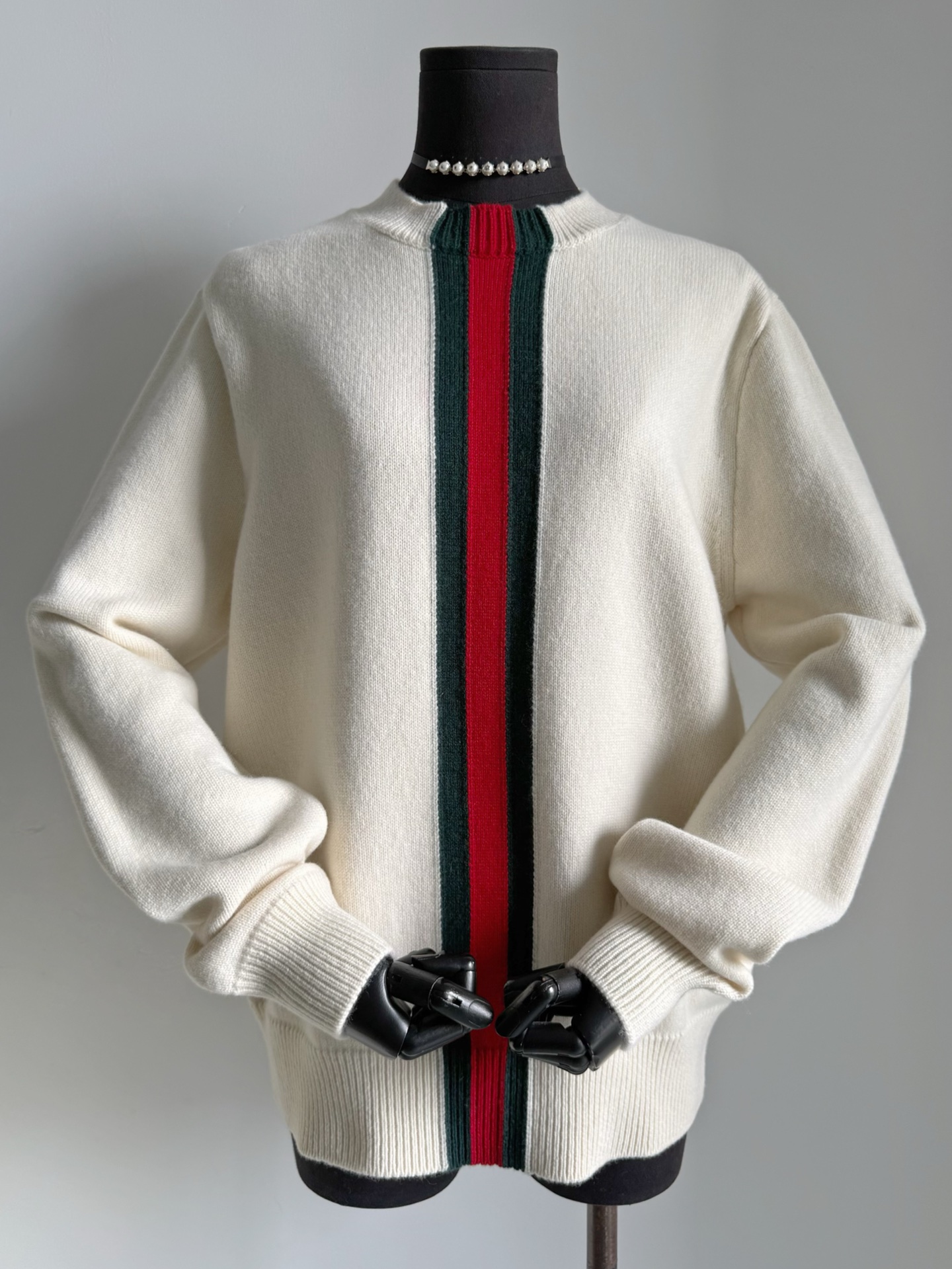 NO:735118,Detailed picture of watch strap series·Beige round-neck sweater. If you are confused about which of the three colors to choose, I can pat my chest and say to you. Close your eyes and enter beige color!!! Integrating a sense of luxury into daily life is also one of the most classic colors of the brand. The same style for men and women can be used at will regardless of skin color. Classic strap jacquard weaving. GG really has two brushes when playing old money style. Walking VIP identity mark. Look for my high-quality, sweaters,19860909表带系列·米杏色圆领毛衣细节图 如果三个颜色纠结入哪一个 我可以拍拍胸脯对你们说 闭眼入米杏色 !!! 把高级感融入日常 也是该品牌最经典的色调之一. 男女同款不挑肤色随意驾驭 经典表带提花织造 GG玩起老钱风果然有两把刷子 行走的vip身份标识 认准我家高高高品质,,sweaters,,Women's clothing