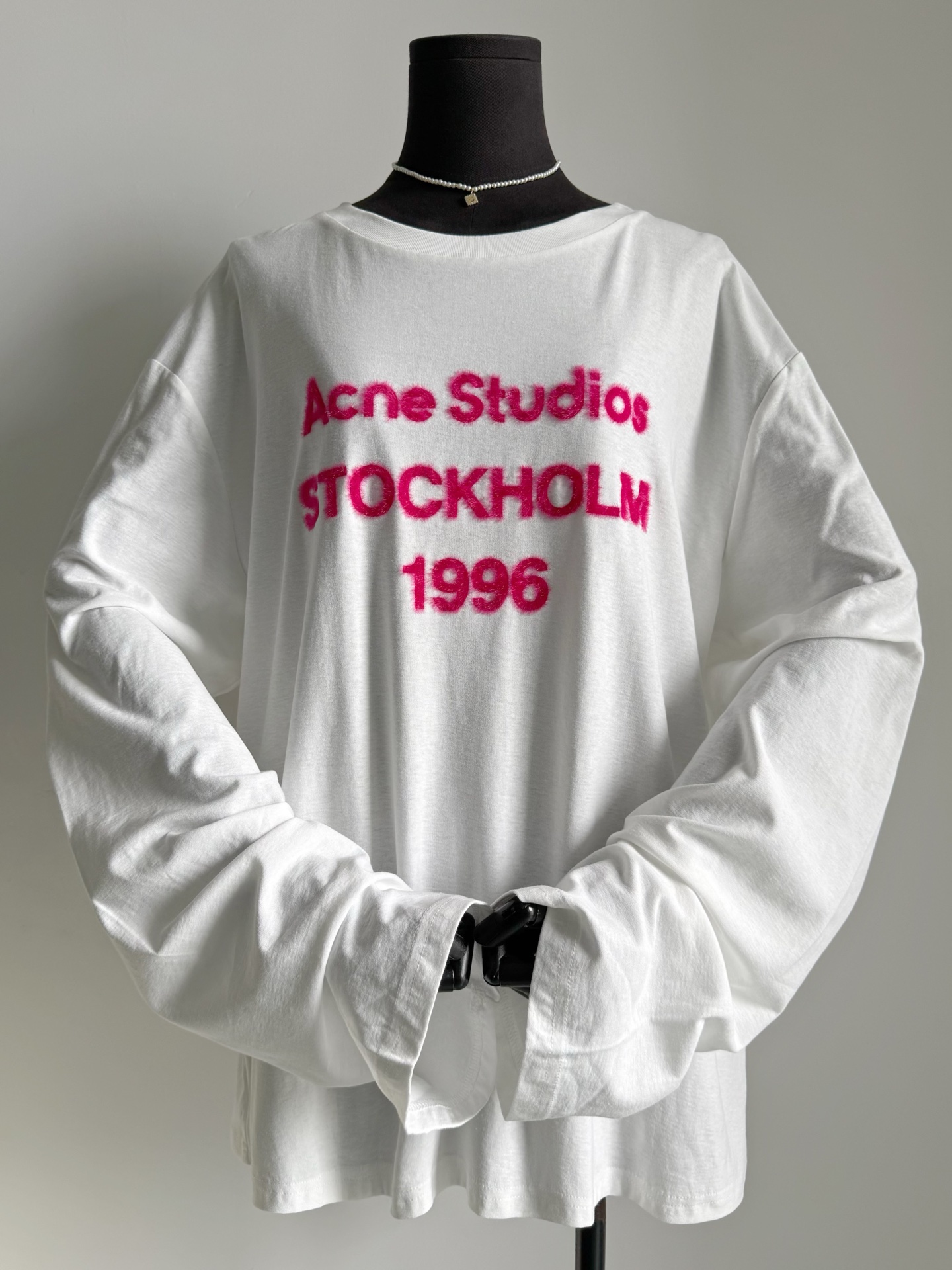 NO:735125,Update your New Year’s base tee on time. You don’t have to wear red, but it must be eye-catching. Acne’s New Year’s limited edition is worth paying for! Comfortable and skin-friendly pure cotton fabric with a smooth texture. There is no limit to the oversize loose version. The new season’s 1996 flocked brushed letters have perfect texture and visual effects. It can be used as an all-purpose inner layer for the New Year. Wear it alone when spring starts, and use sun protection in summer. I can’t find a reason to reject it.  The first batch of two colors are in stock every day fafafa,,acne studios,versace,19860909准时准点更新你们的新年打底tee 不一定要穿红,但一定要亮眼 Acne这次新年限定值得我为它买单 !! 舒适亲肤的平稳肌理感纯棉面料 oversize宽松版型不设限 新一季的1996植绒拉毛字母 质感和视觉效果都是满分. 新年可以作为万能内搭 开春了直接单穿,夏季防晒 我找不到拒绝它的理由 两色首批现货入库每天fafafa,,acne studios,versace,,Women's clothing