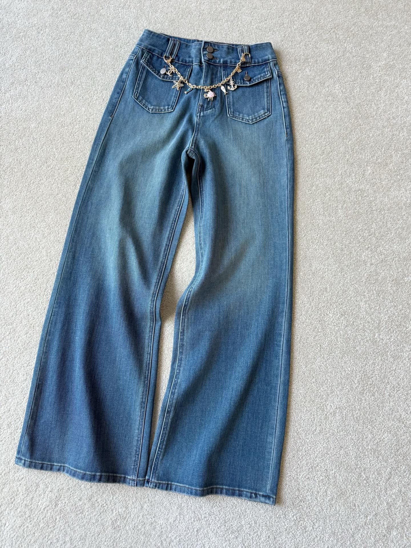 NO:737166,Exclusively developed exquisite chain jeans, a rare good product that you can't find!! Easily replace the ordinary styles already in the wardrobe. From fabric to design, it is the ceiling. Customized high-weight elastic denim cotton, washed and distressed. True blue, no top at all. Three-dimensional tailoring, straight mid-high waist. Durable, slim and drapey. Detachable small double C exquisite chain accessory. It can be matched with other pants. It is a high-quality product that is rarely seen in the market.  Spot stock can also be shipped, what you see is what you get, jeans,19860909独家精品开发绝美链条牛仔裤 可遇不可求的稀缺好货 !! 轻松吊打衣橱已有的普通款 从面料到设计都是天花板 定制高克重弹力牛仔棉,水洗做旧 正蓝色完全不挑上衣 立体剪裁,直筒中高腰 经久耐穿,显瘦有垂坠感 可拆卸的小双C精美链条配饰 搭配其他的裤子也照样出挑 市场很难见到的精品好货 现货还能发,所见即所得,,jeans,,Women's clothing