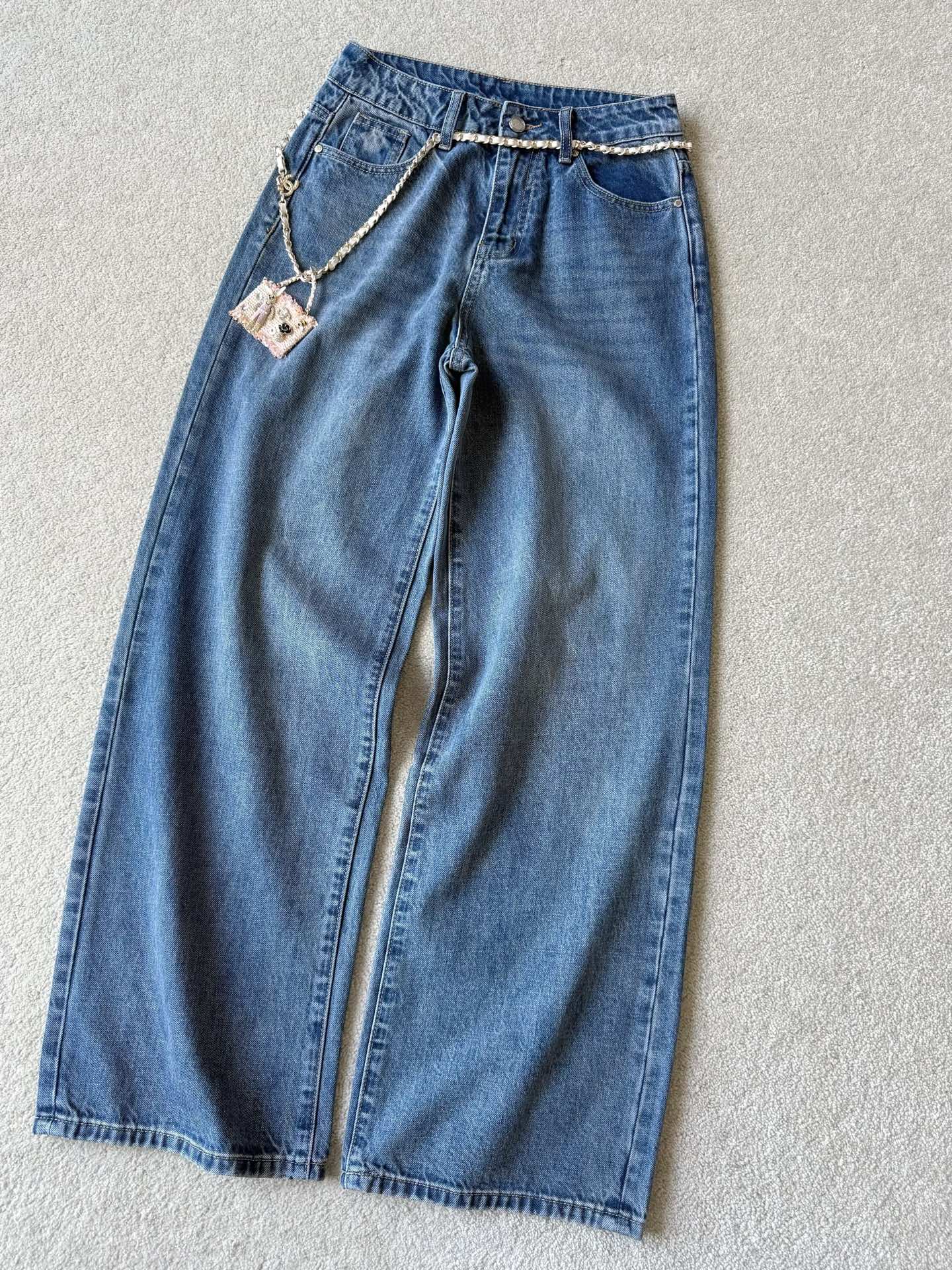 NO:736809,Continue to release, chane's word-of-mouth chain series. Although the upper body picture has not yet come out, customers who know the goods will understand its gold content just by looking at the actual photos. Customized true blue, high-weight denim cotton, three-dimensional tailoring with mid-high waist, straight version, drape and stylish, especially for hiding the flesh. The true blue tone does not adjust the top of any color. You can control it at will, long-termism. Independently made ultra-exquisite small bag pendant chain. The tweed texture and many mini accessories light up the soul of the whole pair of pants. I recommend it to the boss for his own money.  !!,,chanel,19860909继续发布,chane口碑款链条系列 虽然上身图还没出来 识货的顾客光看实拍就懂它的含金量. 定制正蓝色,高克重牛仔棉 立体剪裁中高腰,直筒版型 垂坠有型特别藏肉 正蓝色调不调任何色调的上衣 可随意驾驭,长期主义 独立制作超精致的小包挂坠链条 粗花呢质感还有很多mini配件 点亮了整条裤子的灵魂 老板年自留款无线推荐喔 !!,,chanel,,Women's clothing