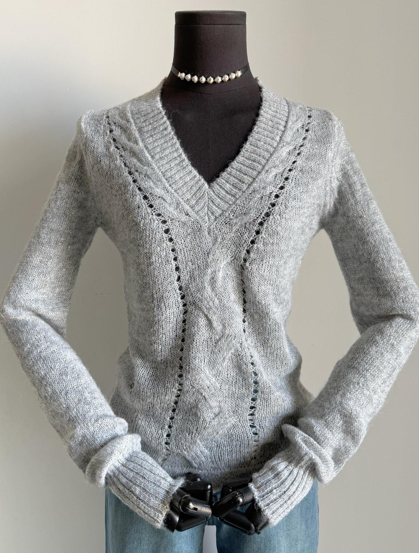 NO:736820,High-end gray·detailed real-life photos. If you are confused among the three colors, close your eyes and enter the gray. It is too elegant and elegant, so you can match it with any one. The details are not inferior to the four-figure base sweaters in the mall. You can wear it alone at the beginning of spring, with jeans, jeans, sweaters, etc.19860909高级灰·细节实拍图 如果三色纠结的话闭眼入灰色 显贵太气质,任意搭配 细节不输商场四位数的打底毛衣 开春直接单穿一件,配牛仔裤,,jeans,sweaters,,Women's clothing