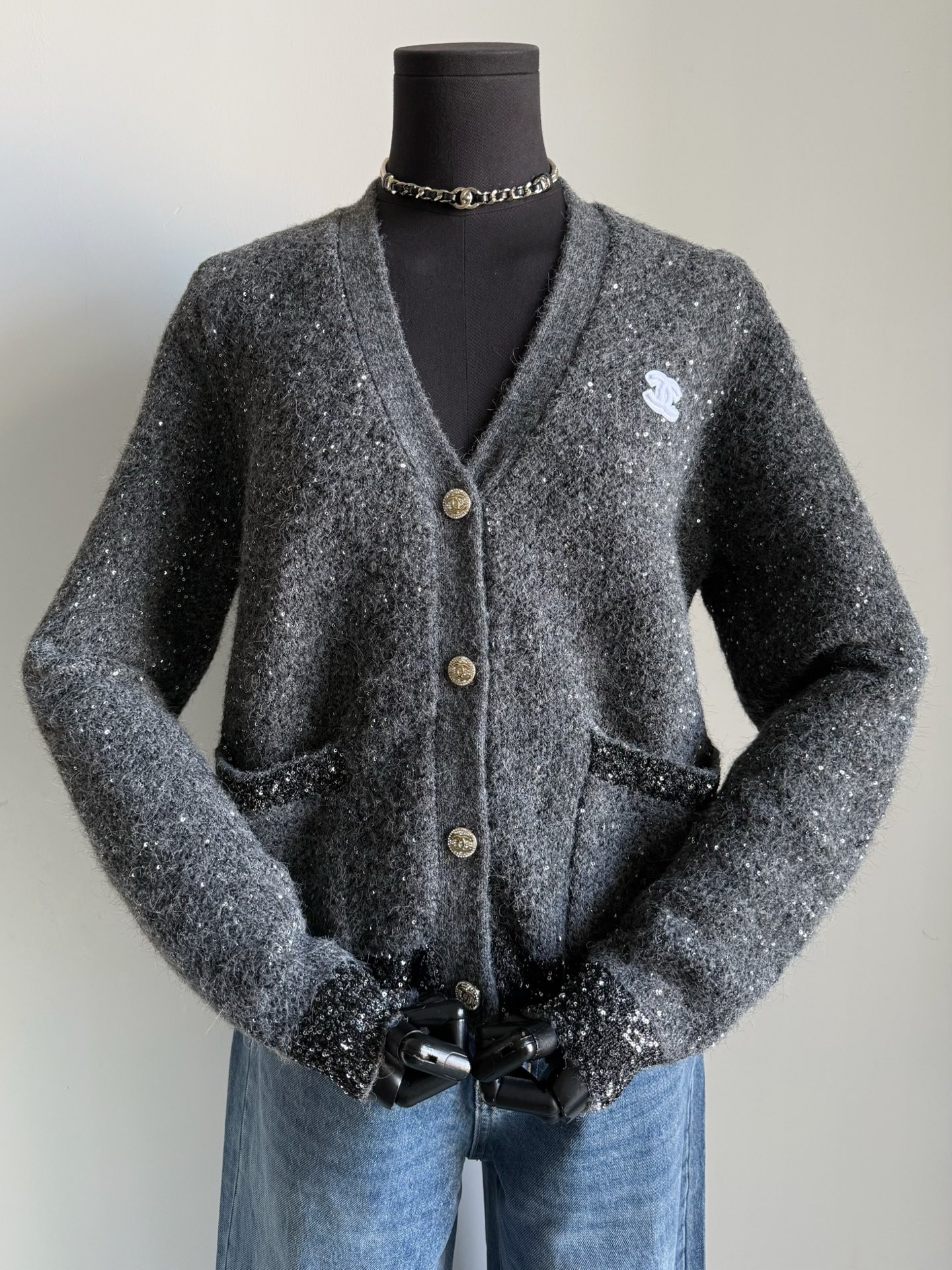 NO:737368,At the end of the year, it is low-key and luxurious. I will update my favorite before the holidays. The exquisite cardigan is hard to find ~~ Customized wool blended with a variety of wool materials, added with sequins and sparkles, just right, as if you are wearing exquisite romance on your body. Imported machine high-density knitted V-neck off-shoulder version, with double C hardware buckle, three-dimensional embroidered flocking small logo embellishment, from the beginning of spring to late autumn, it is beautiful,,19860909年底低调奢侈有腔调 趁着放假之前再更新一款心头爱 可遇不可求的精致小香开衫 ~~ 定制羊毛混纺多种毛料 添加了亮片细闪,恰到好处 仿佛把精致浪漫穿在身上 进口机器高密针织V领落肩版型 搭配双C五金开合扣 立体刺绣植绒小logo点缀 从开春一直穿到晚秋,都美不胜收,,,Women's clothing