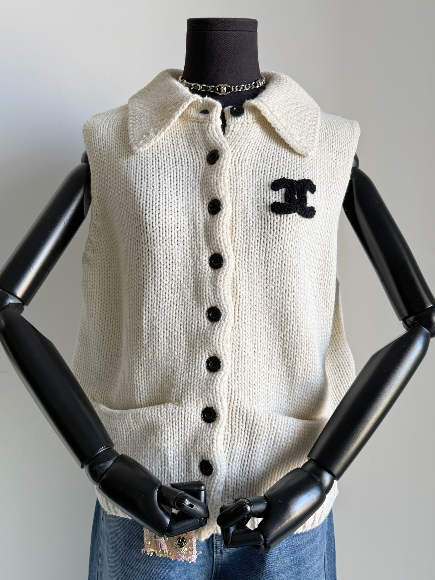 NO:736410,Mi Xingbai · Detailed real-life photos. A piece that makes you smile. It can be used in many occasions. It can be worn alone or layered. It is full of medieval texture. It is a rare item that can only be found.19860909米杏白·细节实拍图 奶呼呼的一件,多场合利用 单穿or叠穿都让人爱不释手 满满的中古质感 可遇不可求的单品,,,Women's clothing