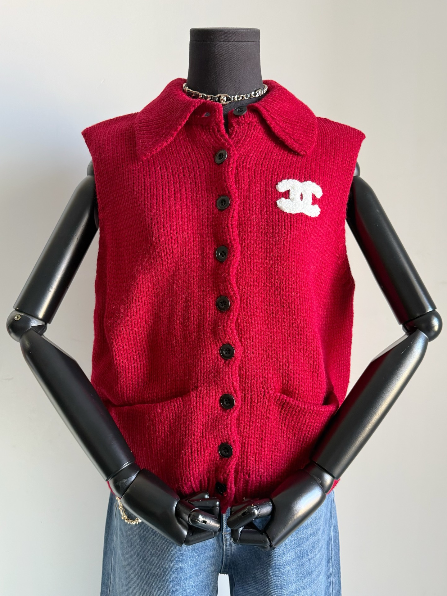 NO:736404,Wow wow wow, I keep both colors for myself!! I really need this kind of knitted vest at the end of the year. For indoor gatherings, or to entertain guests at home. This kind of small vest that can be worn outside the base layer is so needed ~~ Custom-woven and dyed wool and cashmere, made of thick knit. You can see the layering and have a great feel. Classic double C letter + medieval buttons. Highly recognizable without being too eye-catching. Choose true red/off-white. Wear it over various base layers or shirts.  While keeping warm, you can see the good aesthetics at a glance, shirts,19860909呜呜呜呜两个颜色我都自留 !! 年底太需要这种针织马甲了 在室内聚会,或者在家招呼客人 这种穿在打底外的小马甲太需要了 ~~ 定织定染羊毛羊绒毛料,粗针织造 看得到层次感,手感绝佳 经典双C字母+中古扣 辨识度极高又不过分抢眼 甄选正红色/米白色 穿在各种打底或者衬衫外面 保暖的同时,好审美一览无余,,shirts,,Women's clothing