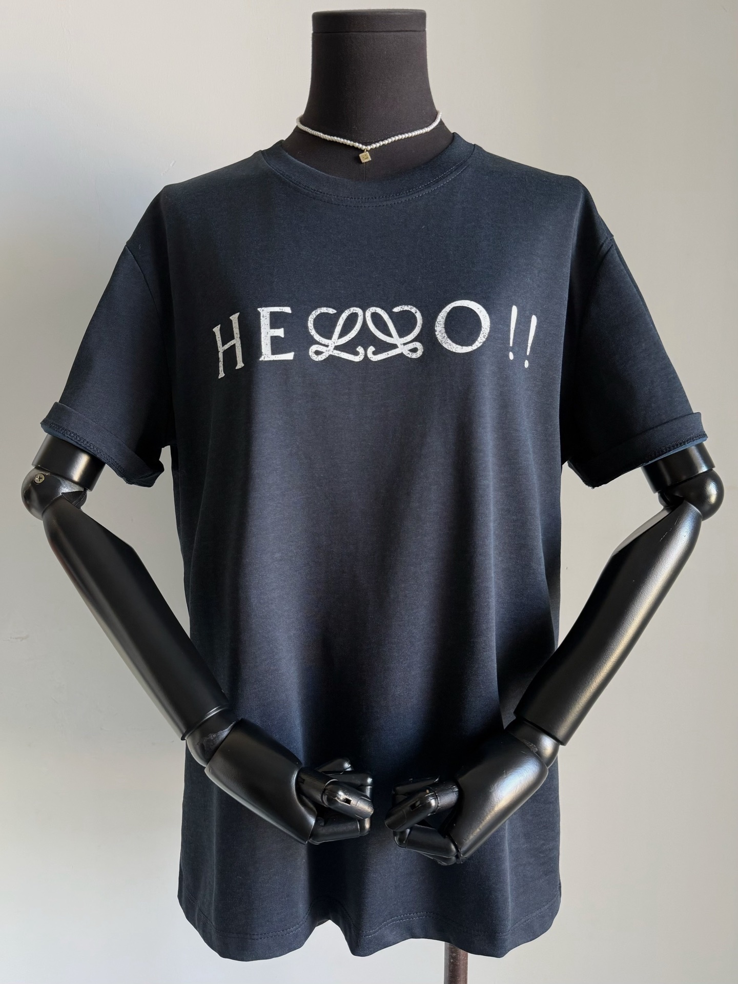 NO:736426,Can't wait for the heat to heat up, loe is really launching this year. The new season of hello pattern printed short sleeves for men and women. I will arrange a large quantity immediately after I get it from yb. I will rush out a batch for you before the year to synchronize with the cabinet. Customized high-weight pure cotton material, silky and skin-friendly. It is the same texture as the pure cotton already in the wardrobe. The old print is not full and the essence is restored. The English words that perfectly connect with the logo are full of fun. It gives people the feeling of being able to wear and buy. The same style for men and women has no restrictions on body shape.  The first batch of good goods, come with VIP, loewe, T-shirt,19860909等不及升温,loe今年真的开挂了 新一季hello图案印花男女同款短袖 拿到yb我立马安排大货 赶在年前给你们出一批和柜子同步 定制高克重纯棉用料,丝滑亲肤 和衣橱已有的纯棉是两种质感 不饱满做旧印花,还原精髓 与logo完美衔接的英文单词趣味十足 给人会穿又会买的感觉 男女同款对身材不设限 首批好货,同vip一起上身,,loewe,T-shirt,,Women's clothing