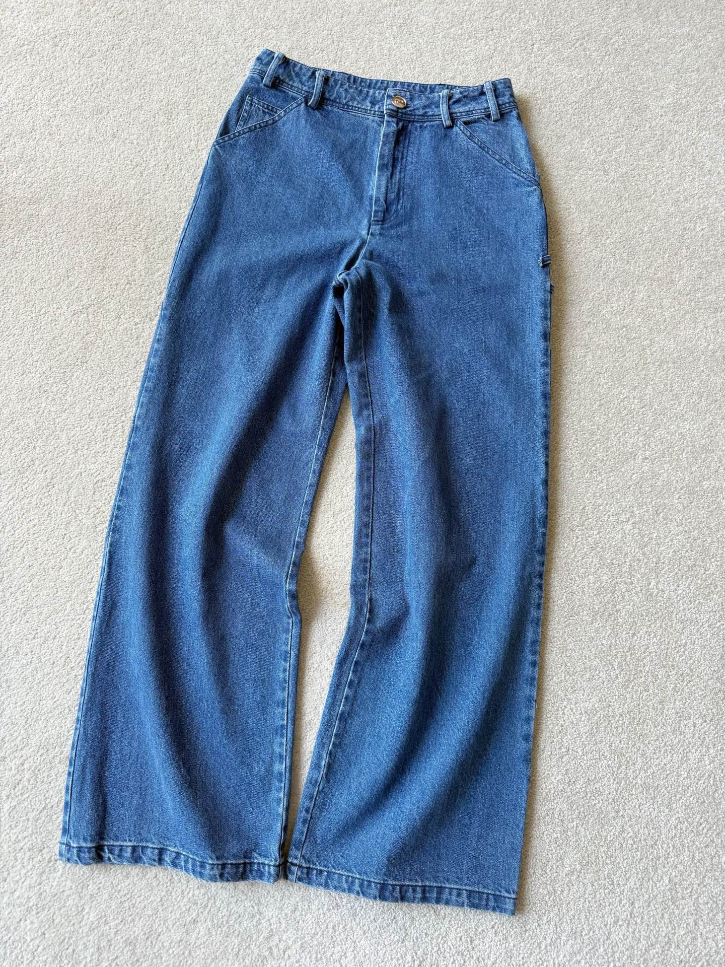 NO:740481,There are too many different versions on the market. There is a reason for the late appearance, and there are many small details. A pair of amazing pants that Jennie cultivated. There is no one that must be stocked in spring and summer!! Customized high-weight denim and cotton. Authentic denim blue, the better the product, the more flavorful it is. The three-dimensional tailoring with medium and high waist restores the straight version. The focus is on the splicing and detail processing of the double C on the side. They are very sophisticated and dare not be vague at all. Standard hardware buckles and imported zippers.  All can withstand the test of time and never go out of style,19860909市面参差不齐的版本太多了 出得晚是有理由的,小细节很多 被Jennie种草的一条神裤 春夏必囤的裤子没有之一!! 定制yb一致高克重牛仔棉 正宗牛仔蓝,越品越有味 立体剪裁中高腰还原直筒版型 重点是侧面双C的拼接和细节处理 都非常考究,一点不敢含糊 标配的五金扣,进口拉链 都经得起岁月考验,永不过时,,,Women's clothing