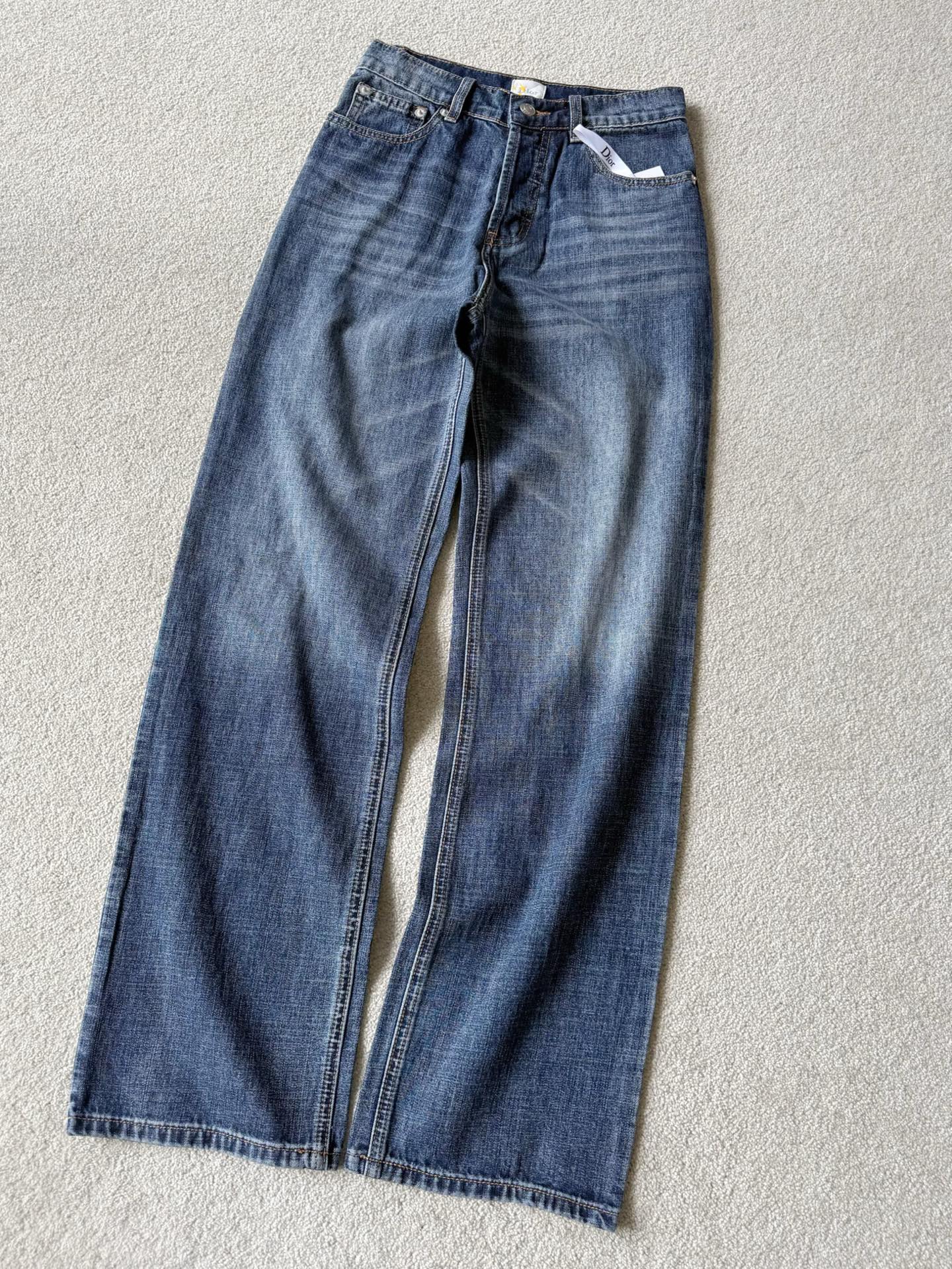 NO:737365,The jeans that I have waited until now to be updated are all lucky customers!! It can still be shipped, so you can wear a pair of super high-end pants from Dr·ss26 in the new year. Customized high-weight dark blue denim cotton. Drape and stylish, environmentally friendly washing effect. Three-dimensional cut mid-high-waisted straight pants. Anyone who has worn it knows how amazing this kind of tailoring is. It can be matched with all the tops in the wardrobe. Although there is no obvious logo, it looks noble at first glance. This is the dr classic style, dior, jeans,19860909憋到现在才更新的牛仔裤 刷到的顾客你们都有福了 !! 还能发货,新年就穿上 Dr·ss26实物超高级的一条裤子 定制高克重深蓝色牛仔棉 垂坠有型,环保洗水效果极佳 立体剪裁中高腰直筒裤型 穿过的都懂迪家这种剪裁有多绝 可以搭配衣橱一切上衣 虽然没有明显logo 却一眼显贵,这就是dr经典款,,dior,jeans,,Women's clothing