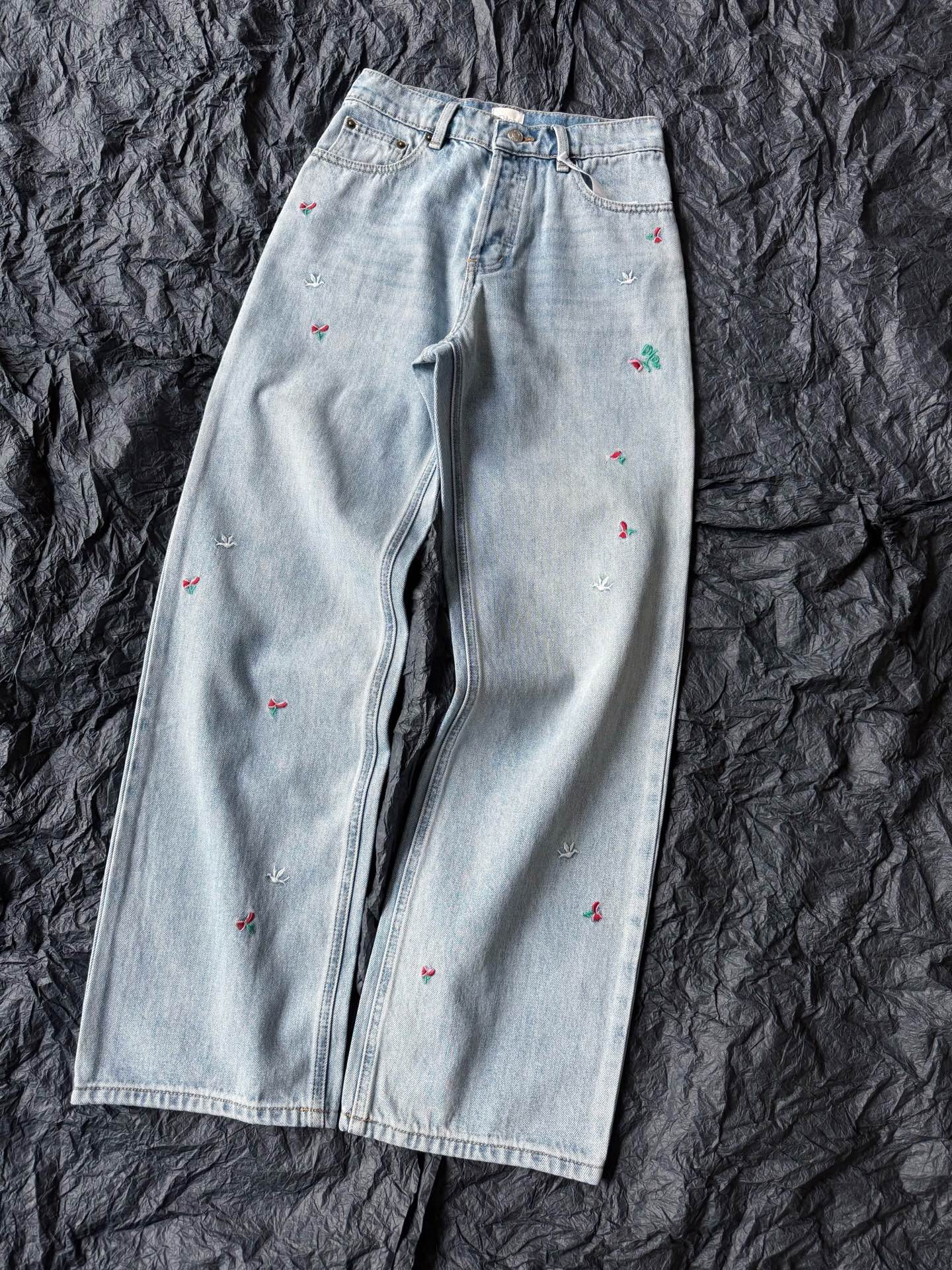 NO:736007,The final product at the end of the year, the main promotion is the D family flower series. It is rare to encounter such French jeans. The design and version are the ceiling!! The style is very new, and there are not many sweet potato upper body pictures. It will be popular at the beginning of spring, and it will be worn with the first batch of VIPs. The design and details are just right. Customized high-weight denim cotton, durable. Three-dimensional tailoring with mid-high waist and straight version. The machine embroidery imported from Germany restores small floral patterns. Its small patterns cannot be underestimated. The requirements for the machine are higher. Long-term wardrobe  Buy now and wear it for years to come, it will never go out of style, dior, jeans,19860909年底压轴之作,主推D家花卉系列 很少遇到如此法式的牛仔裤 设计和版型都是天花板 !! 款式很新,红薯上身图还不多 开春必定火爆,和首批vip一起上身 设计与细节都恰到好处 定制高克重牛仔棉,经久耐穿 立体剪裁中高腰直筒版型 德国进口机器刺绣还原小碎花 不可小觑它的小图案 对机器要求是更高的. 衣橱长期主义 现在入手多穿几年都不过时,,dior,jeans,,Women's clothing