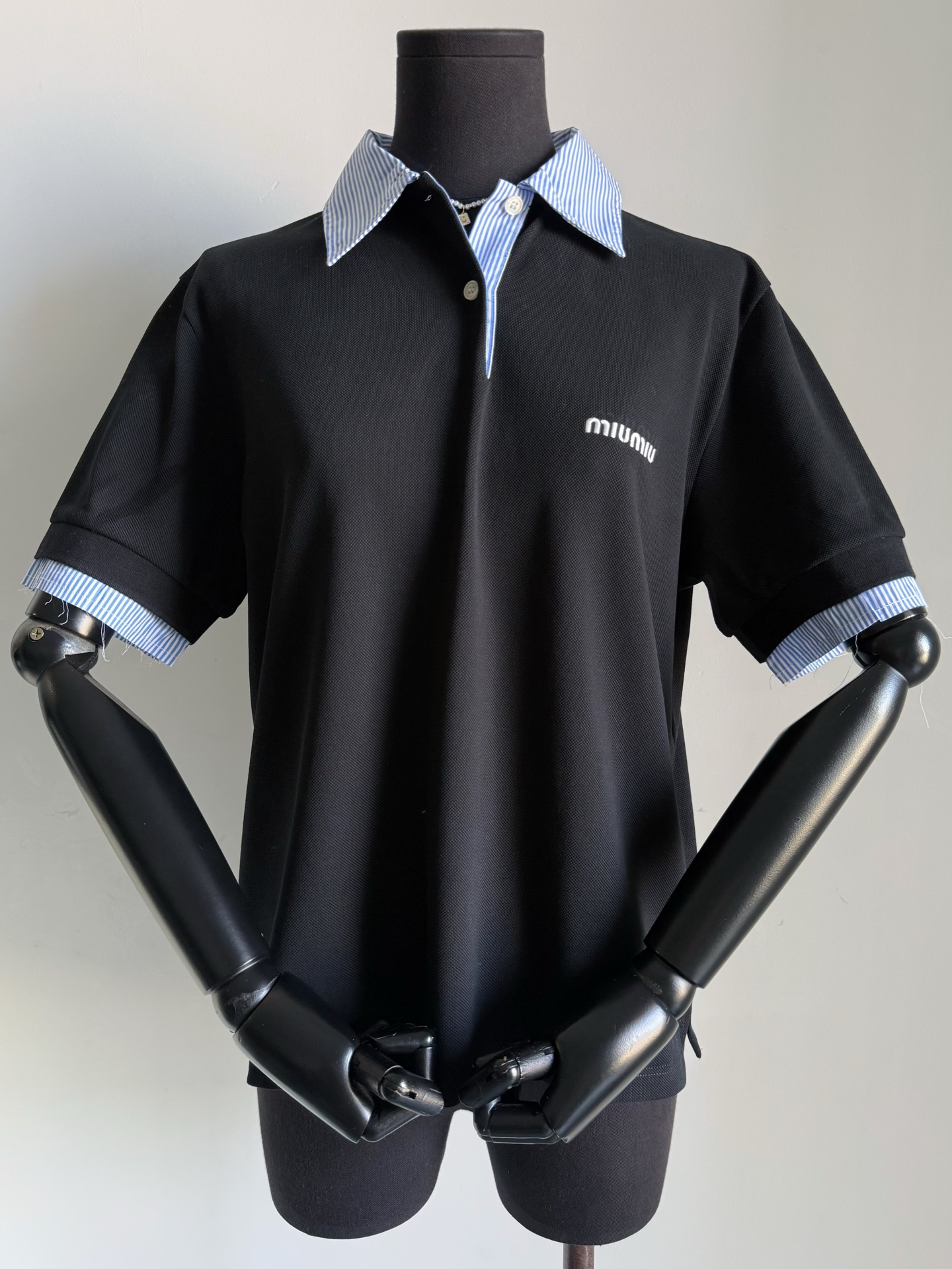 NO:735606,The new season's fake two-piece Polo shirts are still fundamentally different from the 25S series. They are paired with customized black pure cotton fabrics, including the hand-embroidered letter logo on the chest. The new vertical pattern fake two-piece design. One piece can achieve a fashionable layering effect. It is loose and casual and has a slimming effect. It can be matched from spring to summer. Pair with pleated skirts/skirts/denims to capture the gentle and age-reducing atmosphere of miu,,miumiu,skirts,jeans,shirts,19860909新一季假两件Polo衬衫 同25S系列还是有本质的差距 搭配定制黑色纯棉衣身面料 包括胸前手工刺绣字母Logo 新式竖纹假两件设计 一条搞定时髦叠穿效果 宽松休闲兼顾减肉效果 开春到夏天万能搭配 搭配百褶裙/短裙/牛仔裤 拿捏miu温柔减龄氛围感,,miumiu,skirts,jeans,shirts,,Women's clothing