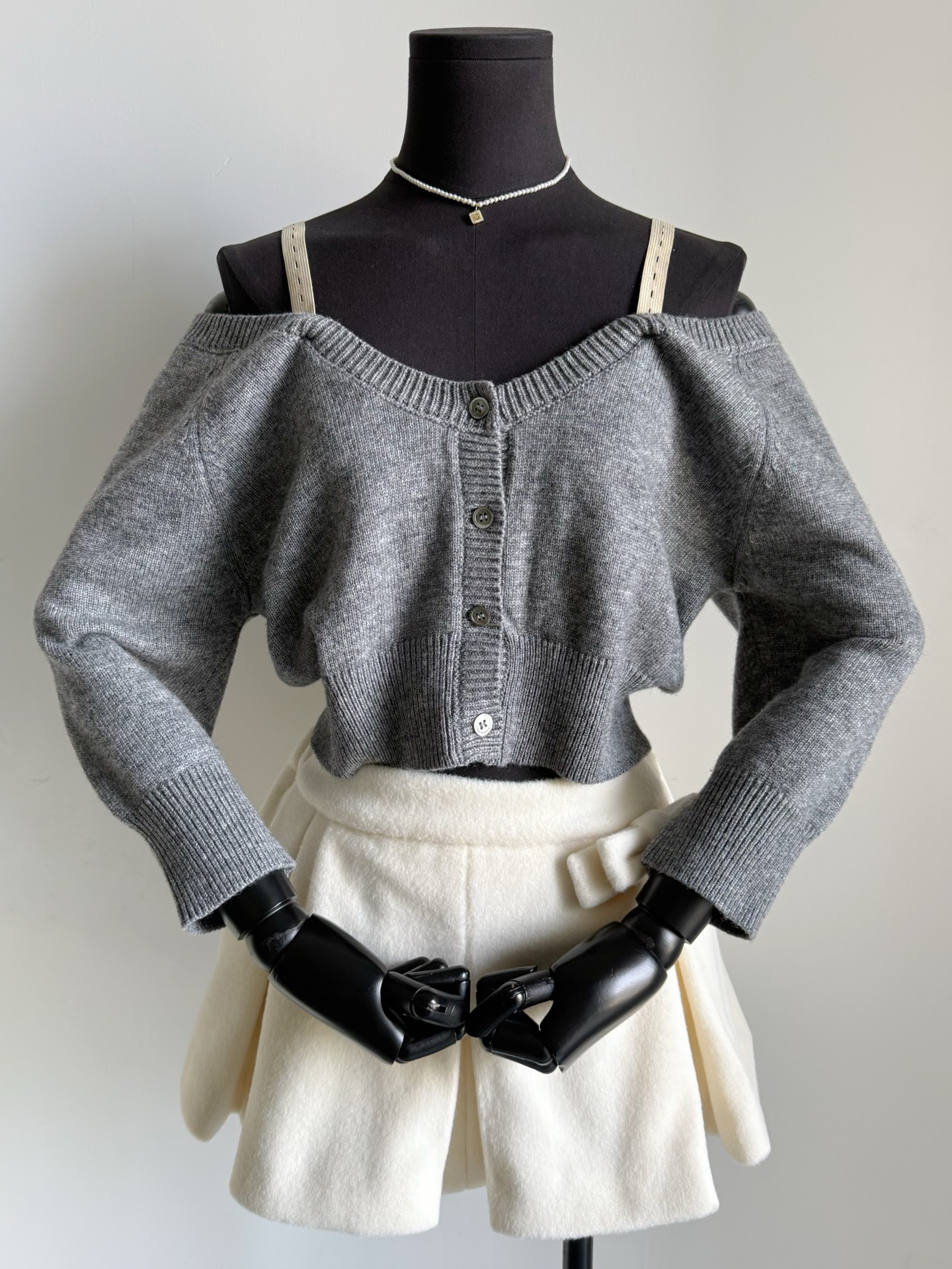 NO:736012,SS26 is a super new and exquisite sweater. It is estimated that it will be hard to find after the new year!! The first one to wear it is the smart person. Miu's gentle and age-reducing design. This sweater is unexpectedly easy to handle. Custom-woven and dyed sheep wool. Imported machine high-density knitting restores the rib details. Although it is short, it is loose and hides the flesh. Whether paired with a skirt or jeans, it just shows the good proportion ~~ Spliced shoulder straps, front and rear tailoring, including custom-made small mother-of-pearl buckles  They are all good details that are rare to find,,miumiu,skirts,jeans,19860909SS26超新的一件精致小衫 预估等到过了年来必定一码难求 !! 率先入手穿上的才是聪明人 miu的温柔又减龄设计 这件小衫出乎意料地好驾驭喔. 定织定染绵羊毛毛料 进口机器高密针织还原罗纹细节 虽然是短款却宽松藏肉 不论搭配半裙还是牛仔裤 都恰到好处彰显好比例 ~~ 拼接肩带,前后剪裁 包括谨遵定制的小贝母扣 都是可遇不可求的好细节,,miumiu,skirts,jeans,,Women's clothing