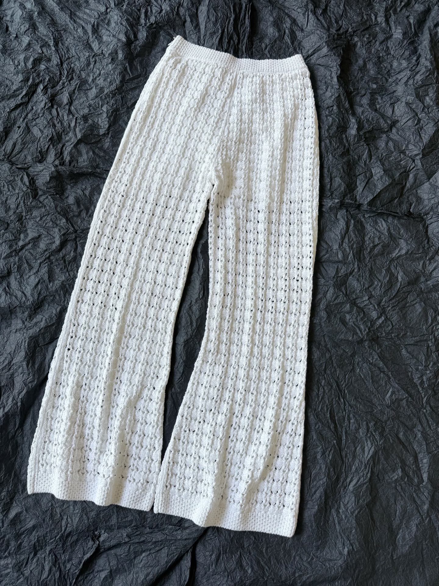 NO:739015,Actual photos of the details of the knitted pants from the same series. They are draped and stylish, hollowed out without revealing the flesh, and have thoughtfully equipped linings. This is its biggest advantage ~~ Needless to say the style, you will definitely fall in love with it once you get it.19860909同系列·针织裤细节实拍 垂坠有型,镂空而不漏肉 还有贴心配备的内衬 是它最大的优点 ~~ 版型无需多言 入手必定是爱不释手,,,Women's clothing