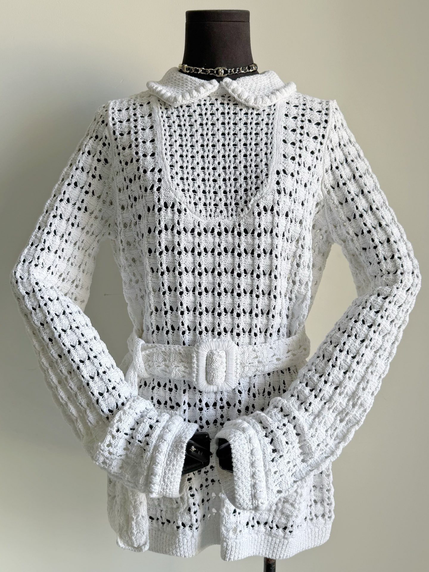 NO:739009,Although late but arriving, the stunning White Moonlight Series is just in time to ship in the spring ~~ The special woolen knitted waisted sweater from the word-of-mouth series and the hollow knitted pants from the same series are both the best items this month. Recommended for regular customers as a set, or they can be worn separately. The custom-woven and dyed yb wool is elastic, full of drape and very stylish. It is not made of cheap wool on the market. The layering and feel are worlds apart. The top has doll collar lapels and a longer delivery belt.  While beautifying the proportions, it is exquisite and elegant. It also looks great when worn alone with jeans, jeans, sweaters,19860909虽迟但到,绝美白月光系列 趁着开春出货刚刚好 ~~ 口碑系列特殊毛织娃娃领收腰毛衣 和同系列镂空针织裤 两个单品都是本月最佳 推荐老顾客一套入,也可以分开搭 定织定染yb毛料富有弹力 垂坠十足的同时也很有型 不是市面上那种廉价毛料织造 层次感和手感,天壤之别 上衣娃娃领翻领,偏长款配送腰带 美化比例的同时,精致优雅 单穿配牛仔裤也很嗲,,jeans,sweaters,,Women's clothing