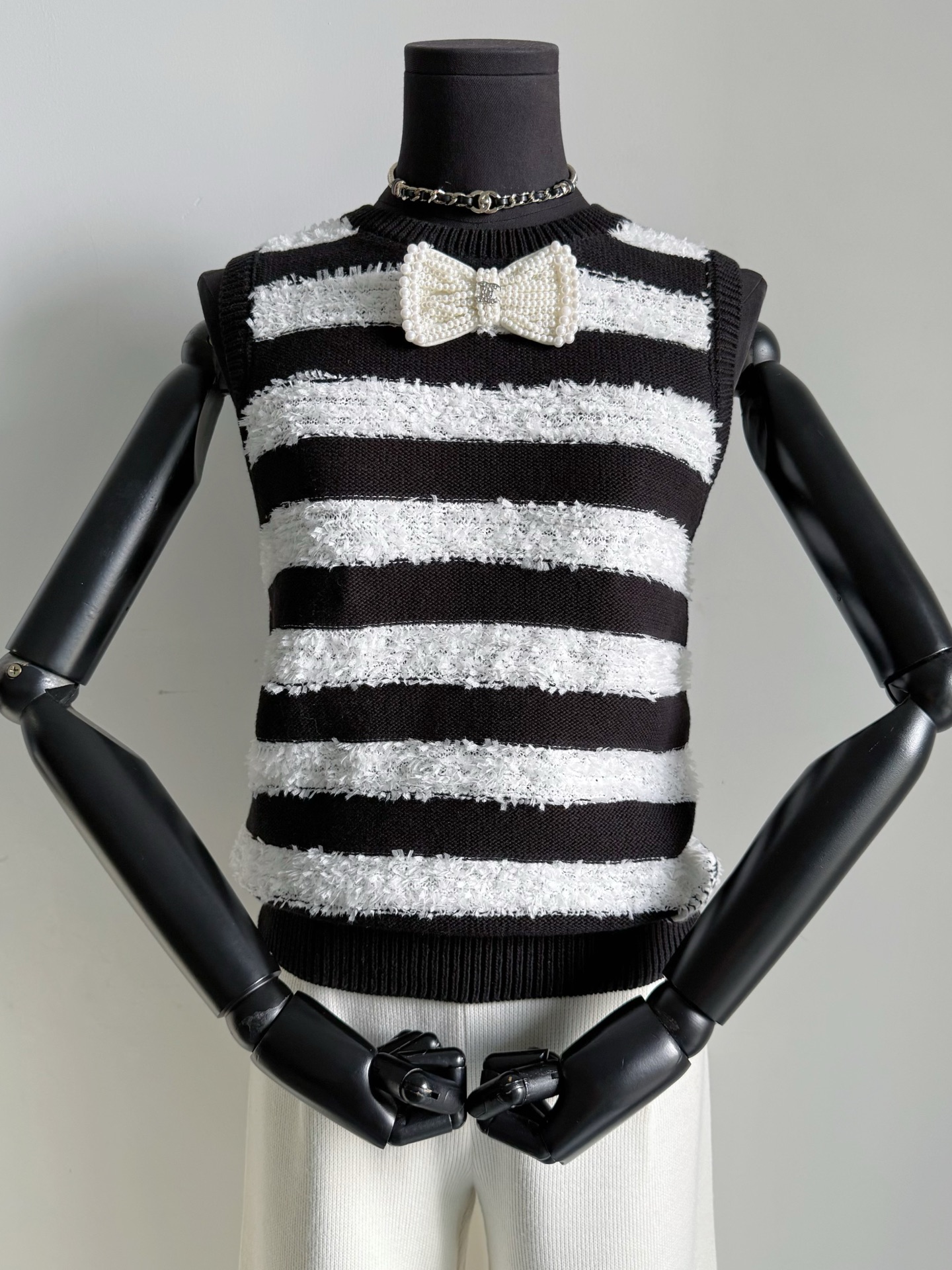 NO:738994,A small amount of replenishment orders will be shipped in the spring. This is my favorite piece. Only after I got it did I understand why I am obsessed with vintage fragrances. It has both design and practicality. It is different from the small fragrances on the street~~ I love the design of the bow on the chest. It seems simple but is actually very heavy. The small handmade label on the hem is the essence. It can be worn alone/or layered with shirts/short-sleeves. You can boldly try any outfit you can think of, shirts, T-shirts, etc.19860909开春少量补单出货,超爱的一件 拿到它才懂执迷中古香的原因 既有设计又有实穿性 和满大街的小香风拉开差距~~ 好爱胸前蝴蝶结的设计 看似简约实则非常重下摆手工小标签是精髓 可以单穿/或者叠穿衬衫/短袖 你能想到的穿搭都可以大胆尝试,,shirts,T-shirt,,Women's clothing