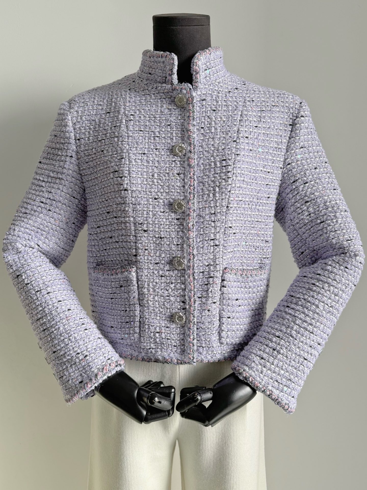 NO:739003,Finally, in time for the beginning of spring, I have brought you this beautiful jacket. The grand finale is the noble fairy purple tweed jacket. Needless to say, fans will accept it when they see it. It can be used for high-end occasions of fame and wealth at the end of the year or the beginning of the new year. Customized tweed fabric with rich texture, blended with multiple materials and rich in layers. Silk lining with camellia logo. Small details, including extremely fine lining routing, are all my family's unique large-scale craftsmanship!! Three-dimensional tailoring by masters with exquisite craftsmanship.  The upper body looks noble at first glance, with classic H-shaped shoulders. As for details such as hardware buckles and hand-stitched chains, they are all standard in my house, jackets & coats, real silk,19860909终于赶在开春给你们出了这件绝美外套 压轴之作尊贵仙女紫粗花呢外套 无需我多言,香粉们自己见好就收 年底or开年名利高级场合,任意驾驭 定制肌理感丰富的粗花呢面料 多种材质混纺,层次丰富 真丝内衬山茶花logo小细节 包括极其精细的内衬走线 都是我家独有的大厂工艺!! 工艺精湛老师傅立体剪裁 上身一眼显贵,经典正肩H型 至于五金扣,手缝链条这些细节 都是我家基础标配,,jackets & coats,real silk,,Women's clothing