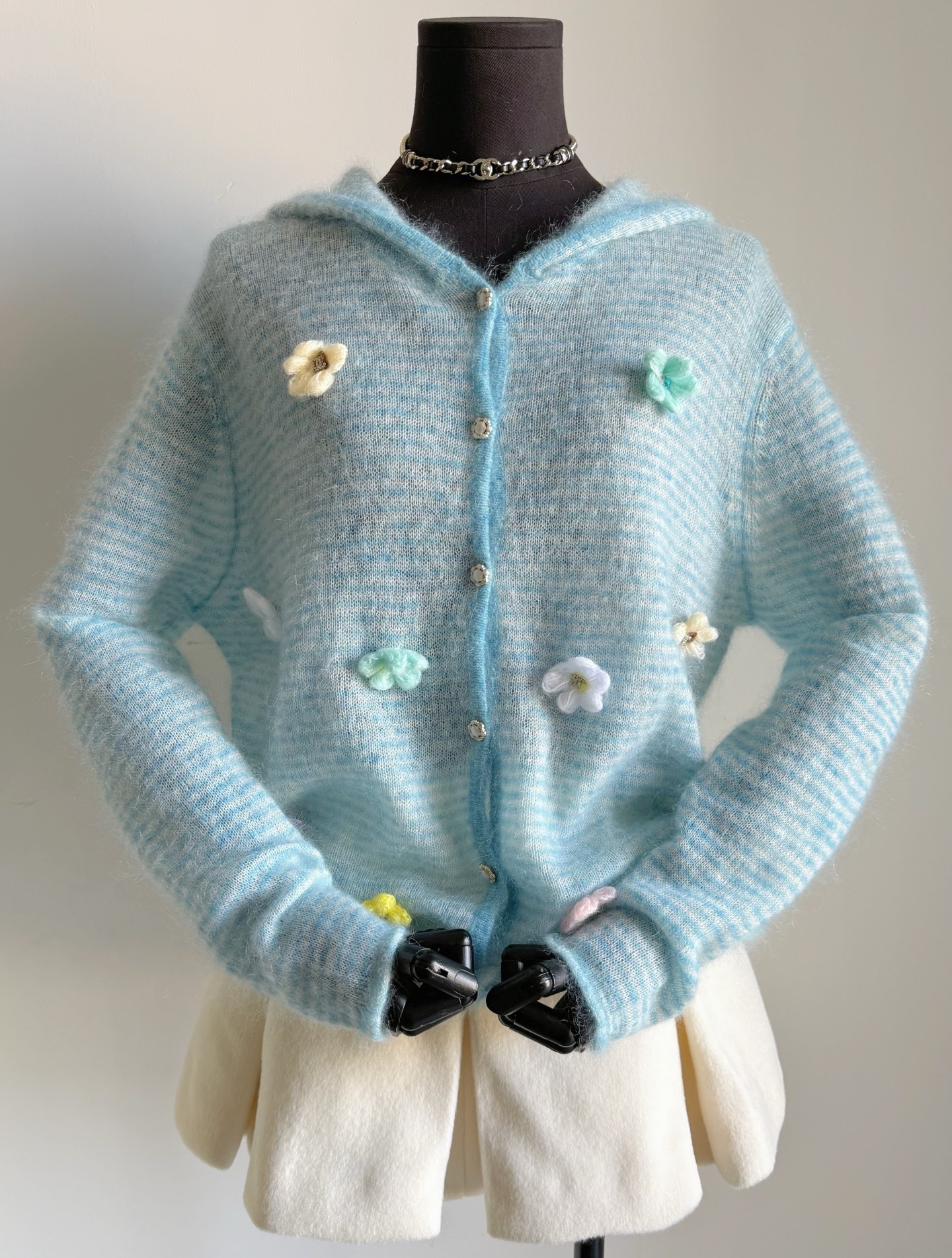 NO:738999,I can't help but exclaim 'chanel vintage yyds!!' I have only purchased second-hand models zero and countless times. The design and practicality are not inferior to any. The soft and waxy cardigan with beautiful three-dimensional small flowers is reserved for myself. Custom-woven and dyed ultra-fine cashmere wool. There is a layer of floating hair on the surface, which is extremely skin-friendly. The hand and skin-friendly feeling are perfect. The three-dimensional flowers are hand-crocheted and sewn on by hand. Each flower is embellished with double C hardware, echoing the medieval small flower hardware buckles.  The beauty is so mesmerizing, the two-color products are sold out and will not be replenished,,chanel,19860909忍不住惊呼“chanel vintage yyds !!” 入手中古款只有零次和无数次 设计感和实穿性都不输任何 自留款绝美立体小花软糯开衫. 定织定染极细羊绒毛料 表面有一层浮毛细腻处理亲肤至极 手感和亲肤感都达到完美 纯手工钩织立体小花再手缝订上 每一朵都有双C五金点缀 与中古小花五金扣相呼应 美得让人着迷,两色精品售完不补,,chanel,,Women's clothing