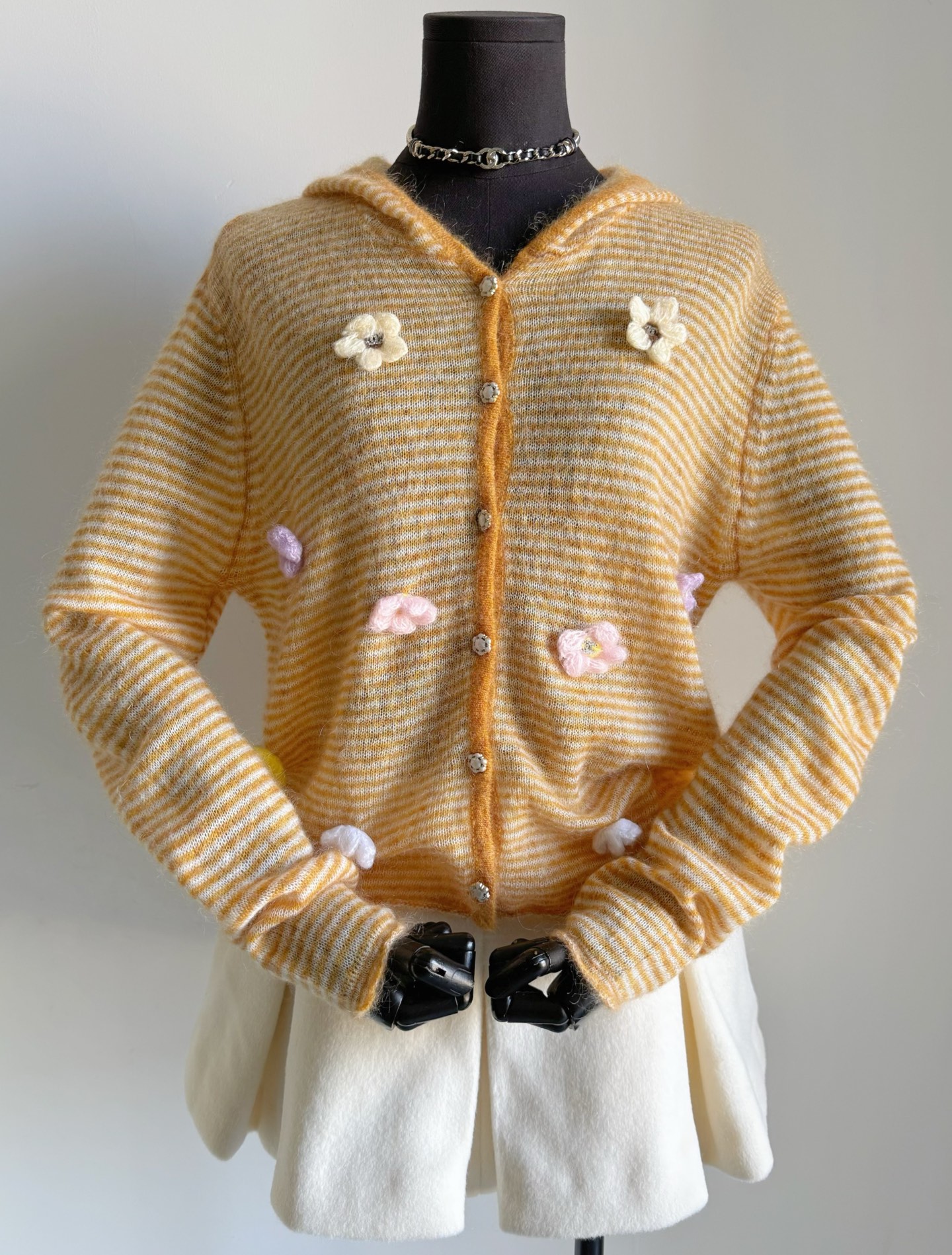 NO:738993,I can't help but exclaim 'chanel vintage yyds!!' I have only purchased second-hand models zero and countless times. The design and practicality are not inferior to any. The soft and waxy cardigan with beautiful three-dimensional small flowers is reserved for myself. Custom-woven and dyed ultra-fine cashmere wool. There is a layer of floating hair on the surface, which is extremely skin-friendly. The hand and skin-friendly feeling are perfect. The three-dimensional flowers are hand-crocheted and sewn on by hand. Each flower is embellished with double C hardware, echoing the medieval small flower hardware buckles.  The beauty is so mesmerizing, the two-color products are sold out and will not be replenished,,chanel,19860909忍不住惊呼“chanel vintage yyds !!” 入手中古款只有零次和无数次 设计感和实穿性都不输任何 自留款绝美立体小花软糯开衫. 定织定染极细羊绒毛料 表面有一层浮毛细腻处理亲肤至极 手感和亲肤感都达到完美 纯手工钩织立体小花再手缝订上 每一朵都有双C五金点缀 与中古小花五金扣相呼应 美得让人着迷,两色精品售完不补,,chanel,,Women's clothing