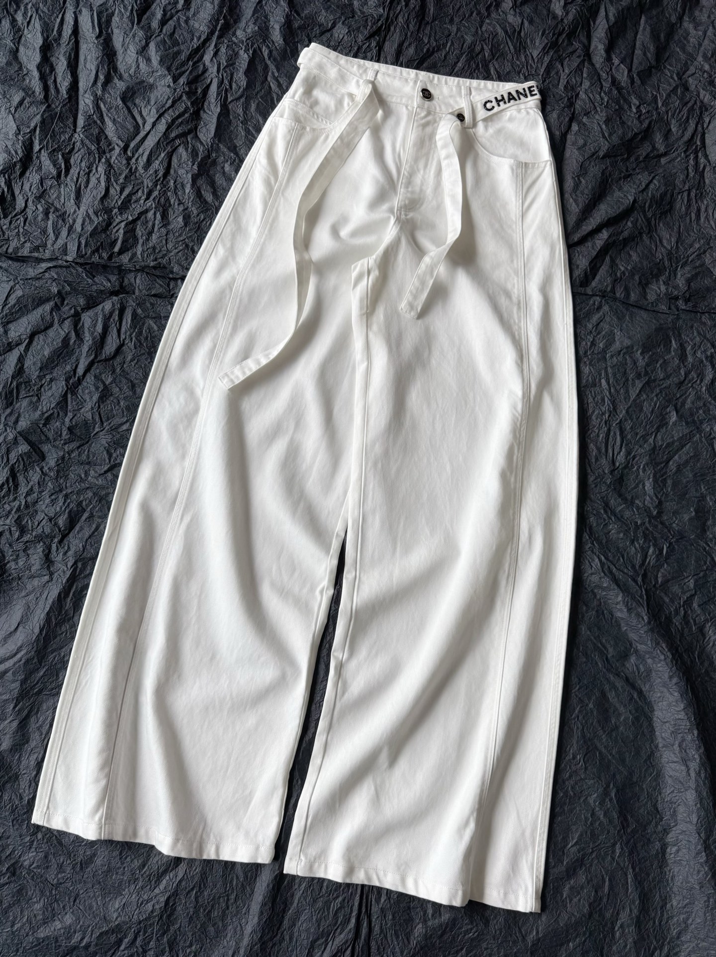 NO:747752,The ceiling between jeans and casual trousers. This month’s favorite product·Super high-end belted wide-leg pants!! Highly recommended to my loyal fans. Vintage simple and elegant wide-leg pants. Pure white + dark blue are both perfect recommendations. Customized high-weight denim cotton, soft and washed. The three-dimensional cut is just right for the wide-leg version. It refuses to drag and look fat, and there is no der at all. In addition to the huge material, the drape is also very powerful. The thickness is moderate and can be used in all seasons. A denim belt of the same fabric is included.  A little bit of hot-drilled letters is enough to make your logo look classy.,,jeans,19860909介于牛仔裤和休闲裤之间的天花板 本月得意之作·超上档次的腰带阔腿裤 !! 强烈推荐给我家忠实老粉 vintage简约大气阔腿裤 正白色+深藏蓝都是满分推荐 定制高克重牛仔棉,柔软洗水 立体剪裁恰到好处的阔腿版型 拒绝拖沓和显胖,完全不存在der 除了用料巨大之外,垂坠感也相当给力 厚度适中四季皆可 配送同面料的牛仔装腰带 一点点字母烫钻logo就足矣上档次.,,jeans,,Women's clothing