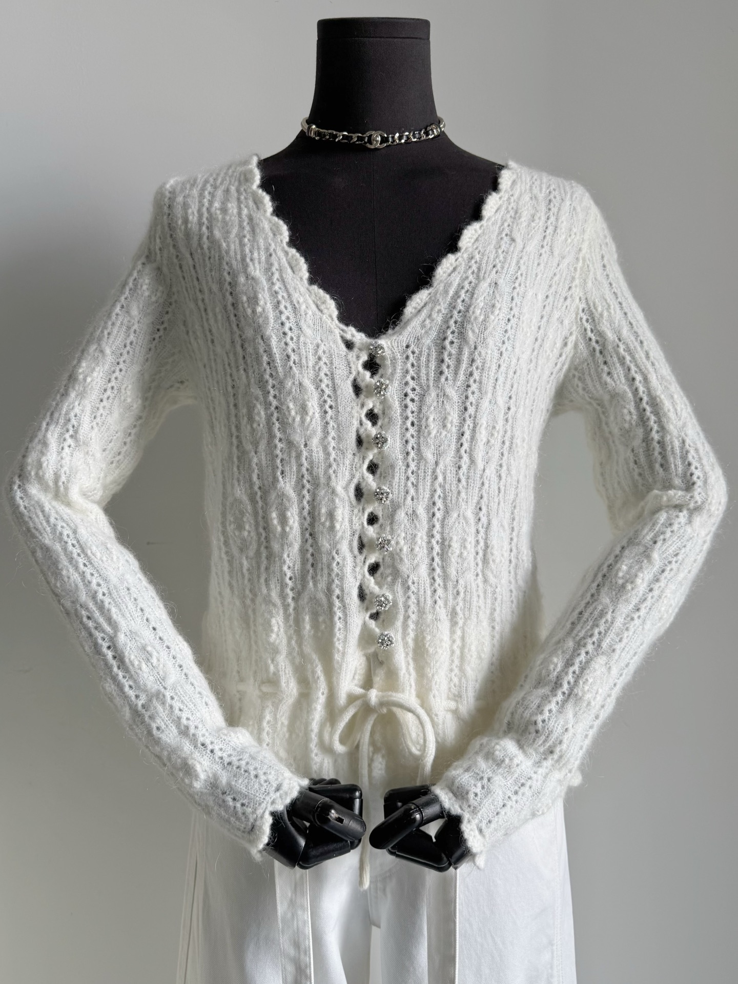 NO:747748,The boss lady keeps her own money, a hot white and rich little sweater. Stepping into the rhythm of the rising temperature, this one is a must-have. It is very recognizable and has a sense of high-end. Although there is no obvious logo, it is noble enough. The details are not inferior to the handmade series. The ultra-fine Inner Mongolia cashmere wool is finely woven, soft, delicate and plush at the same time. The small lace weaving and hollow lace hardware buckles are really small details that are unforgettable!!  Get it now, it is picturesque in early spring. It can be used as sunscreen in summer and a protective umbrella in air-conditioned rooms. It beautifies the proportions and makes you look fairy-like.19860909老板娘自留款,热腾腾的白富美小衫 踩着升温的节奏,这一件是必入 极有辨识度又有高级感 虽说没有明显logo却足以显贵 细节完全不输手工坊系列. 极细内蒙古羊绒毛料精细织造 柔软细腻的同时还毛绒绒 小花边织造加镂空花边五金扣 实属让人过目不忘的小细节 !! 现在入手早春美如画 夏天穿还可当防晒,空调房里保护伞 美化比例仙气飘飘的一件,,,Women's clothing