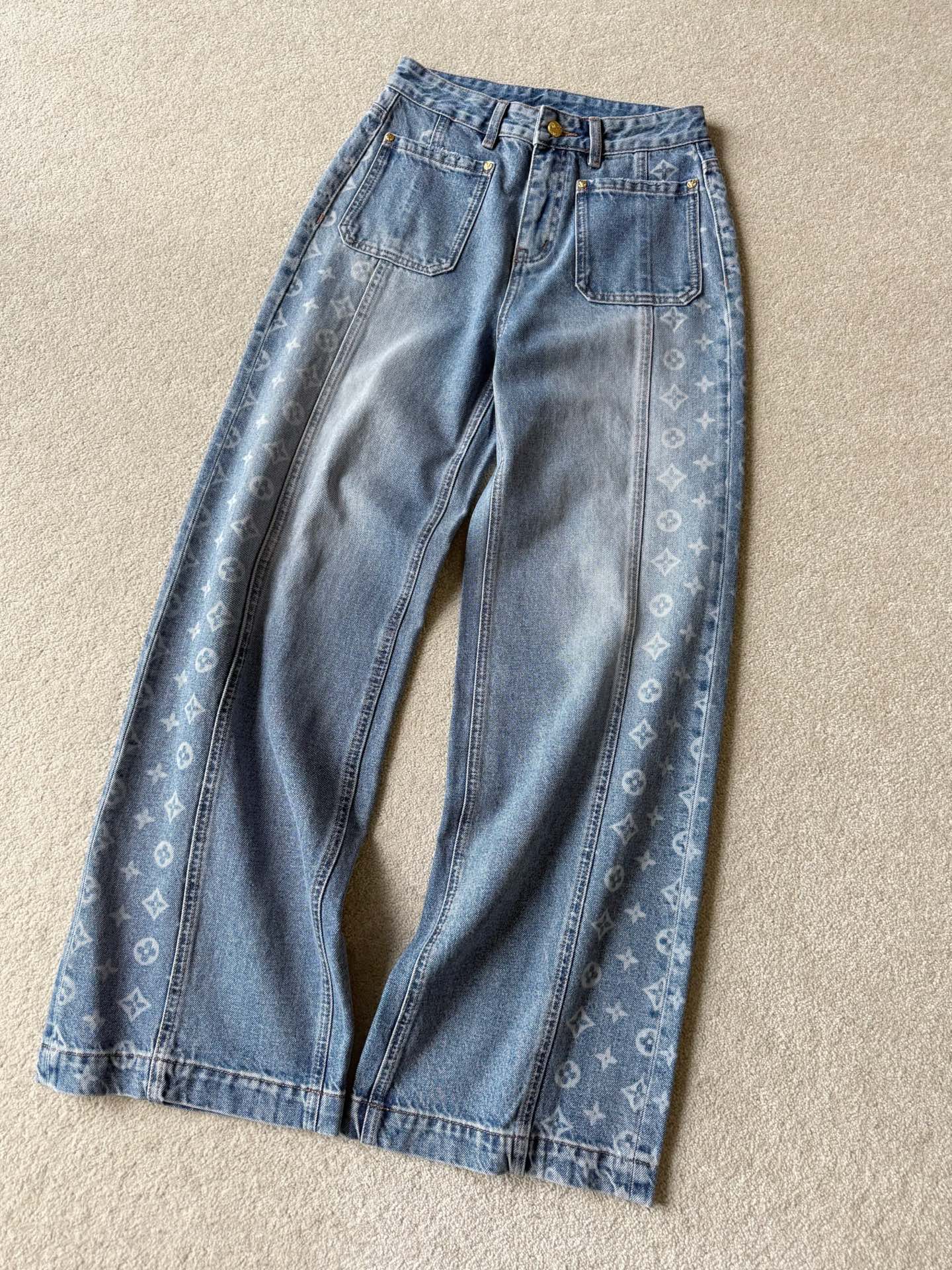 NO:740470,The practical jeans that are a must-have for spring. The quality and fit of my family are the best in the industry~ My daily favorite mid-high waisted straight-leg pants are suitable for all kinds of figures with imperfect leg shapes. The custom-made soft denim cotton is distressed and the color is very positive. The printed logo embellishment on the side makes it instantly recognizable and high-end~~ You can never have too many jeans in your wardrobe. You can never go wrong with a pair blindly,,jeans,19860909开春必爆的实穿性牛仔裤 我家的品质和版型都是行业内天花板~ 日常最爱的中高腰直筒裤型 适配各种腿型不完美的身材. 定制柔软牛仔棉做旧洗水颜色很正 侧面渗透印花logo点缀 辨识度和高级感瞬间拉满 ~~ 衣橱牛仔裤永远不嫌多 盲收都不出错的一条,,jeans,,Women's clothing