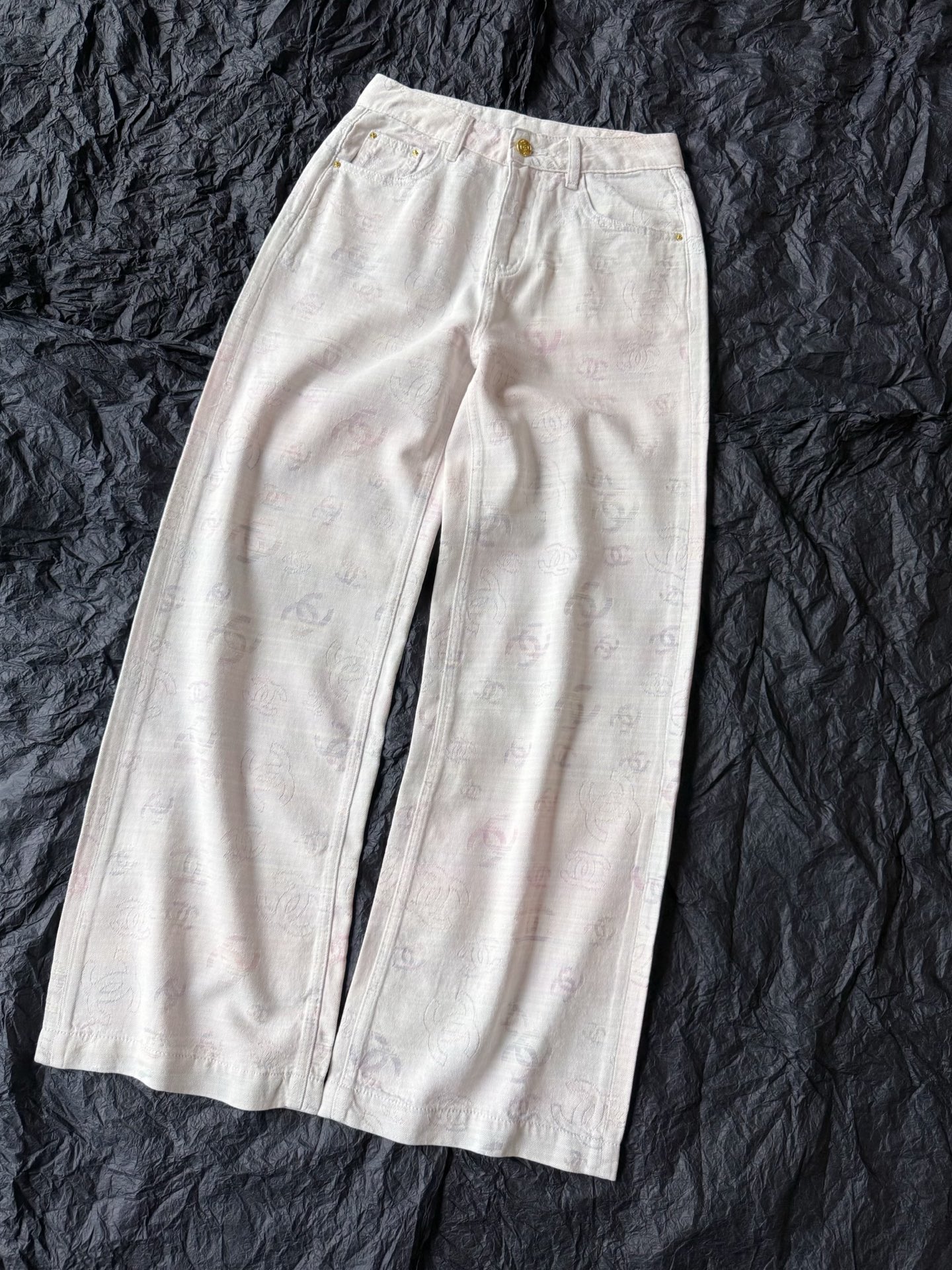 NO:740472,It’s a cream color for spring and summer!! The macaron color dark pattern logo jeans are in real form, and I was forced to keep them for myself. The tone and style really impressed me. It can be matched with any light-colored tops in the wardrobe. Customized twill denim cotton, dark pattern jacquard logo, multi-process washing, and reinforced color. Only large-scale products can show such beautiful saturation. They are still mid-high-waisted straight-leg pants, which can accommodate imperfect leg shapes while showing good aesthetics.  ~~,,jeans,19860909是奶油色的春夏阿 !! 马卡龙配色暗纹logo牛仔裤 拿到实物,直接被迫种草自留 色调和版型都狠狠戳中我. 可以搭配衣橱一切淡色调的上衣 定制斜纹牛仔棉,暗纹提花logo 多道工序水洗,加固色 才有大货呈现如此的绝美饱和度 依旧是中高腰直筒裤型 包容不完美腿型的同时 又能恰到好处彰显好审美 ~~,,jeans,,Women's clothing